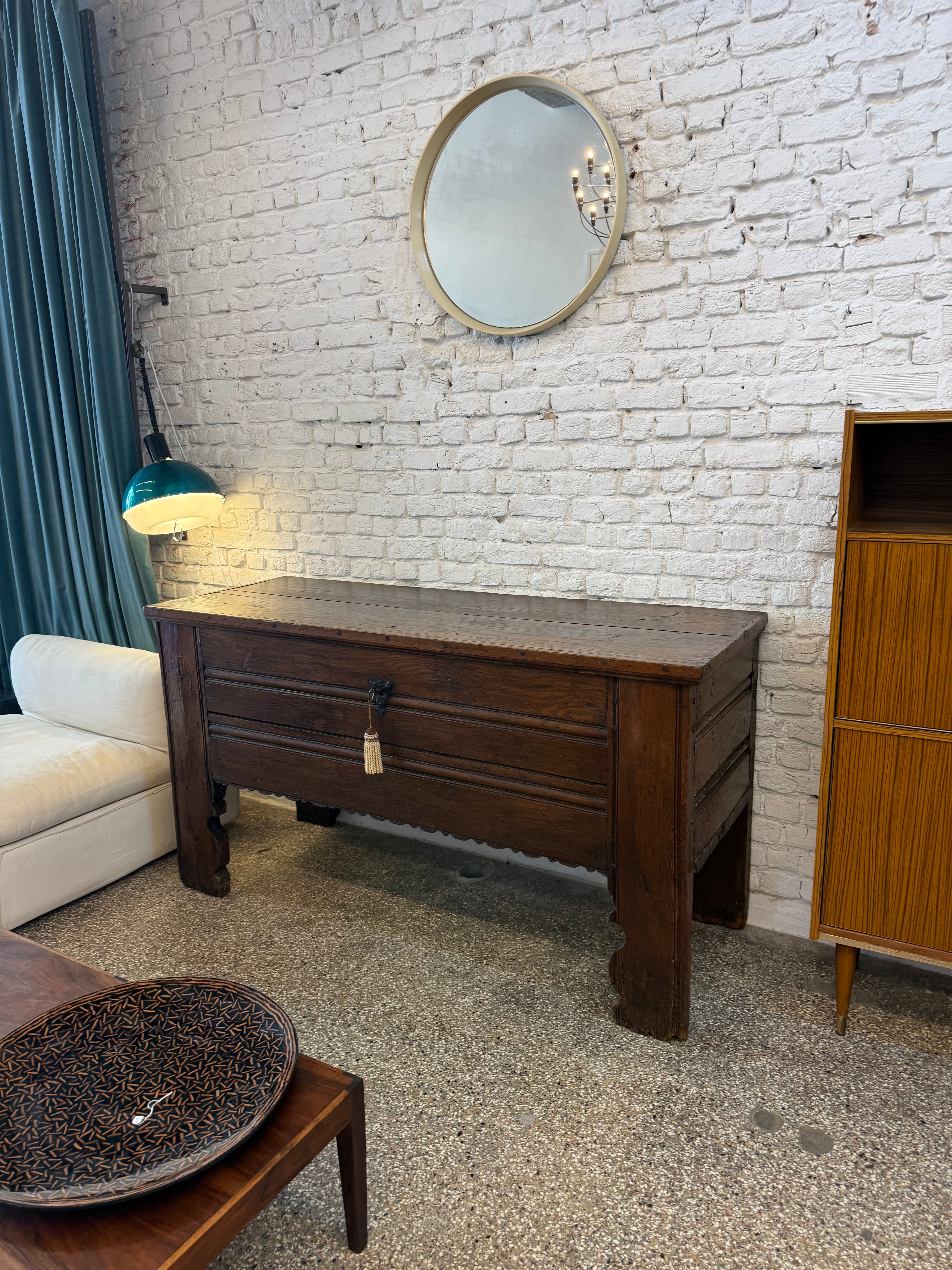 Coffre vintage en bois massif 1920-1930