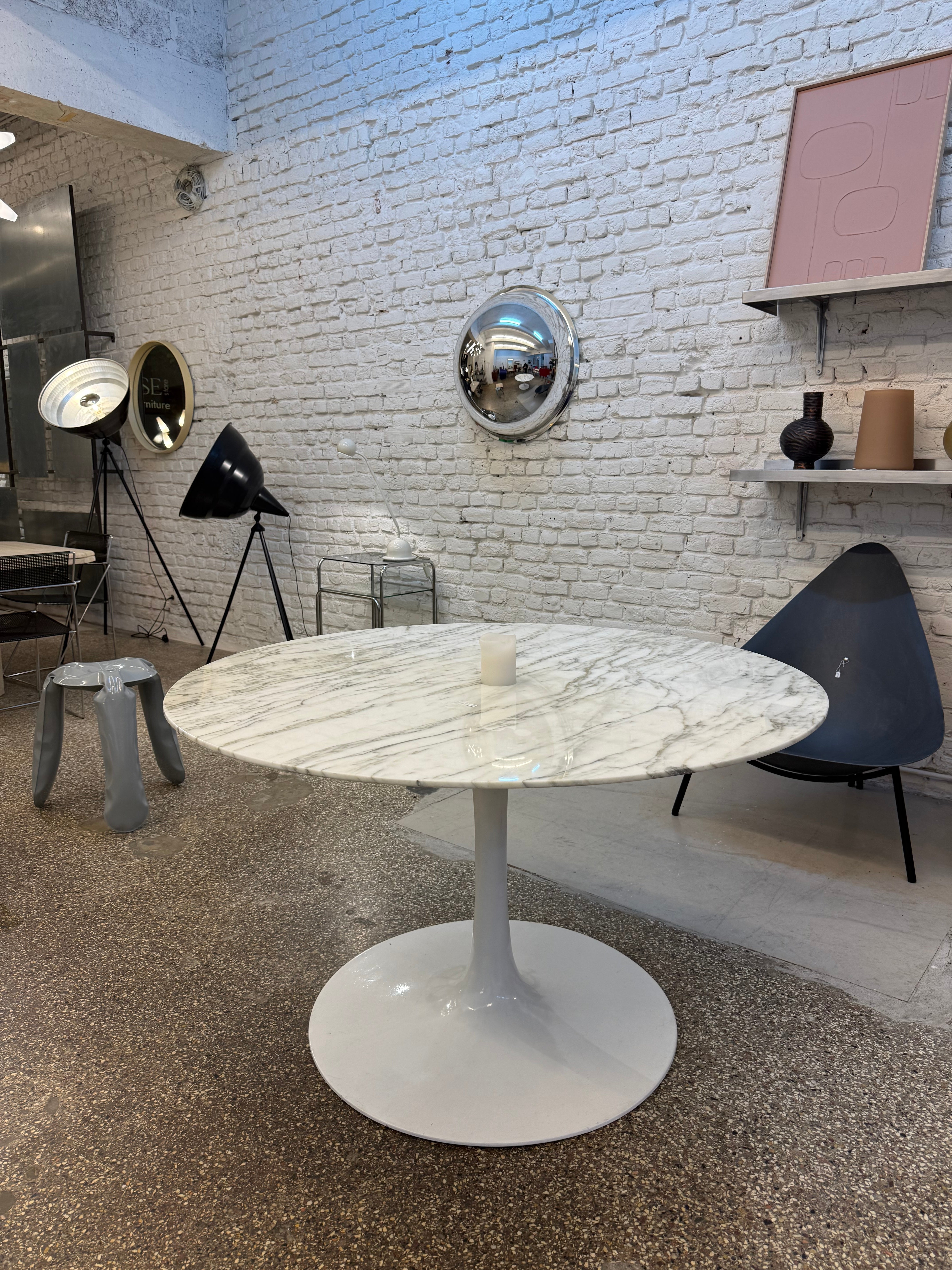 Table en marbre signée ARKANA de 1970