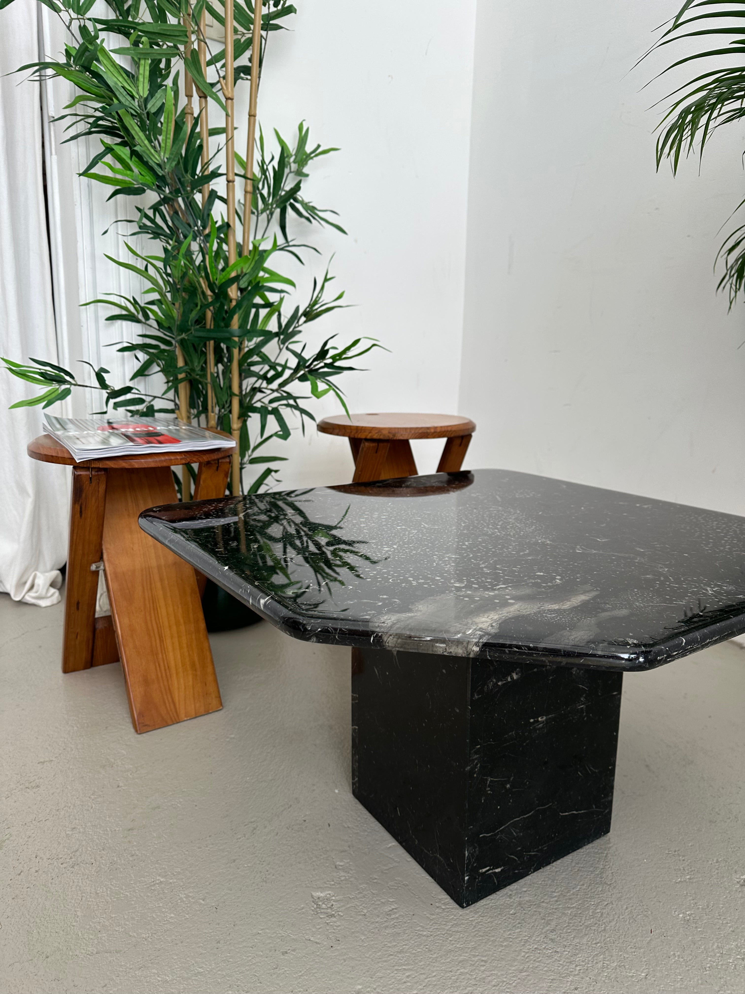 Table d’appoint en marbre noir