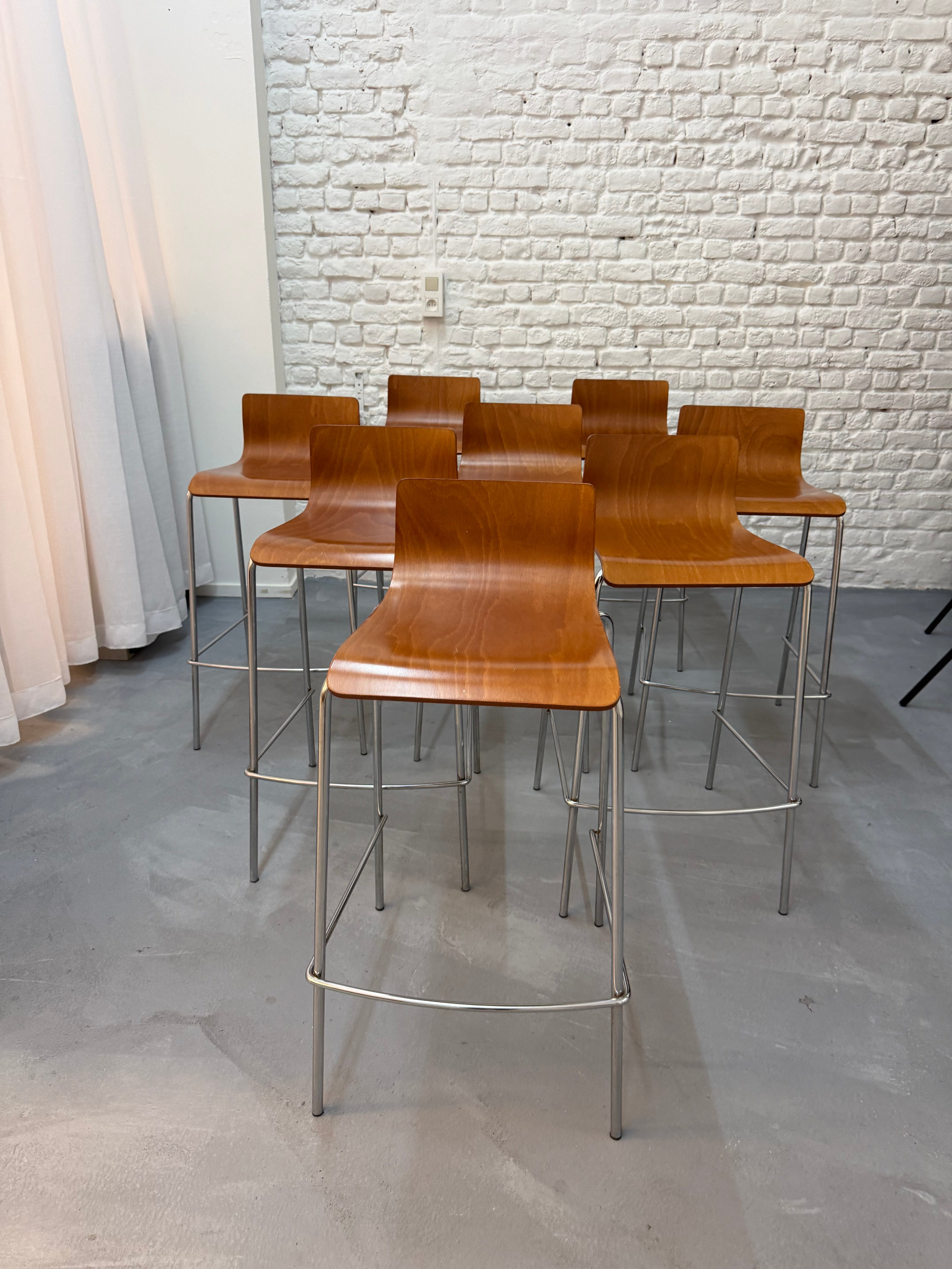 8 tabourets en bois