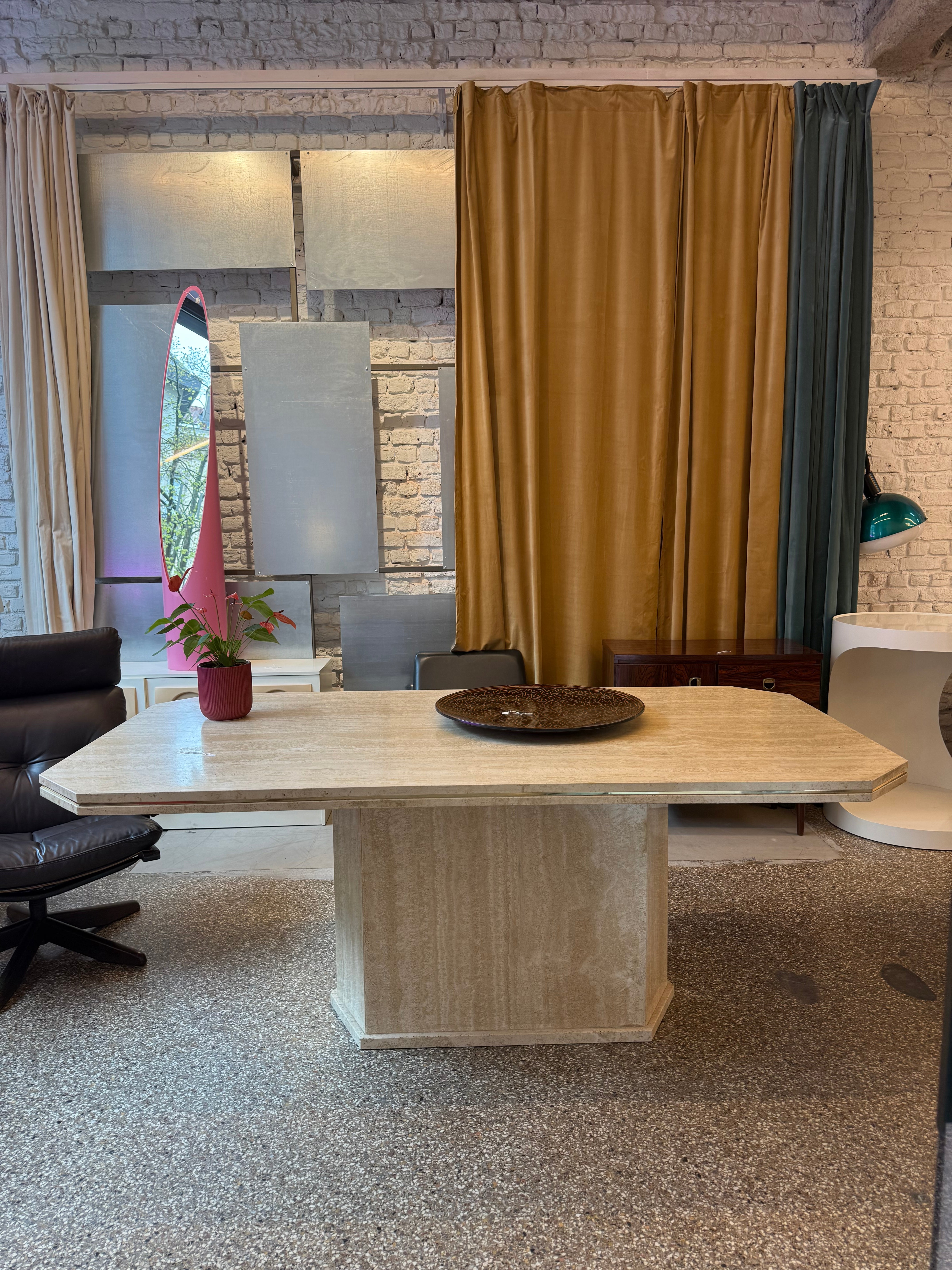 Table à manger  en travertin