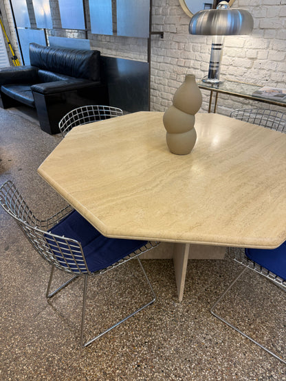 Table vintage hexagonal en travertin