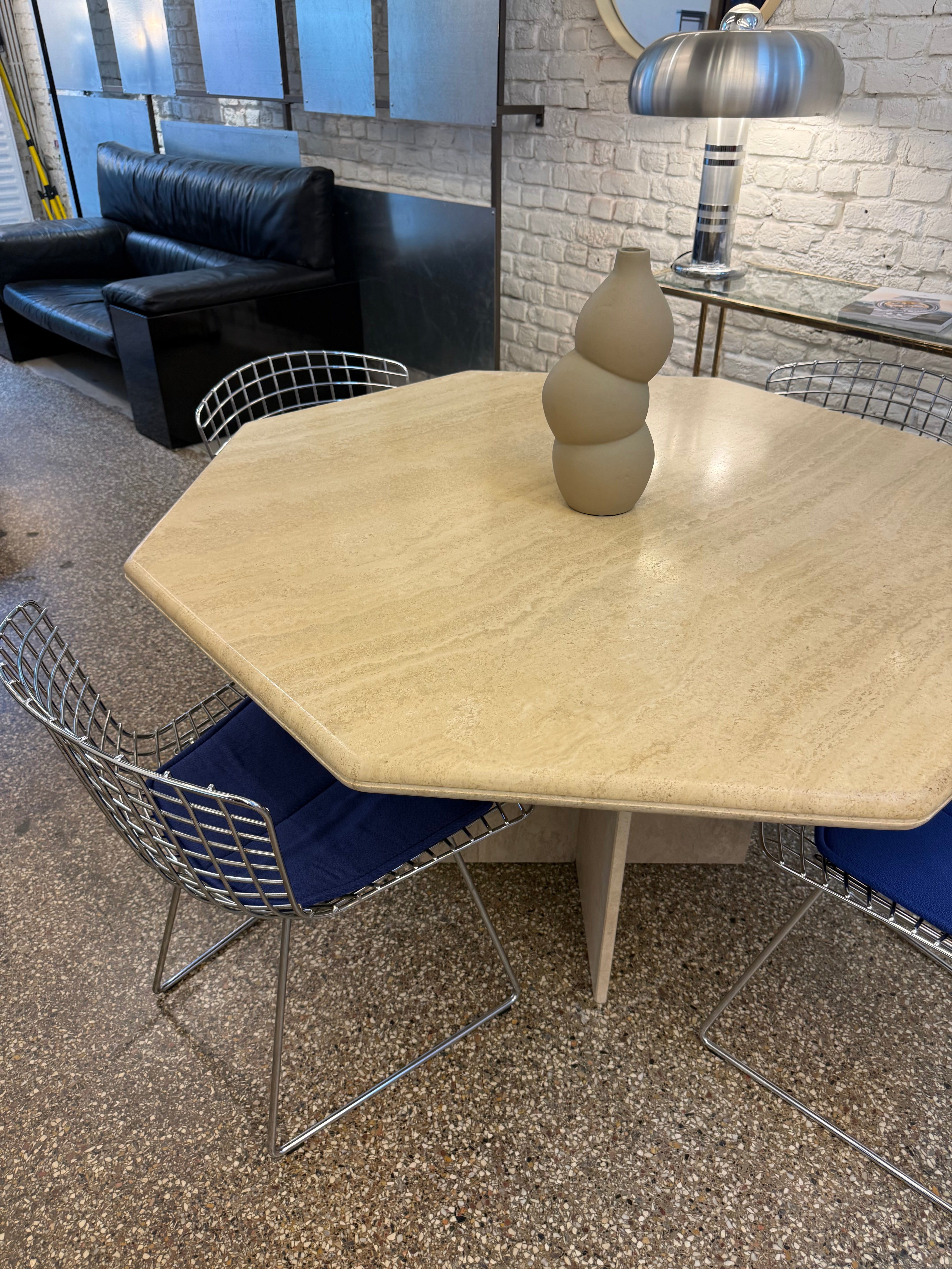 Table vintage hexagonal en travertin