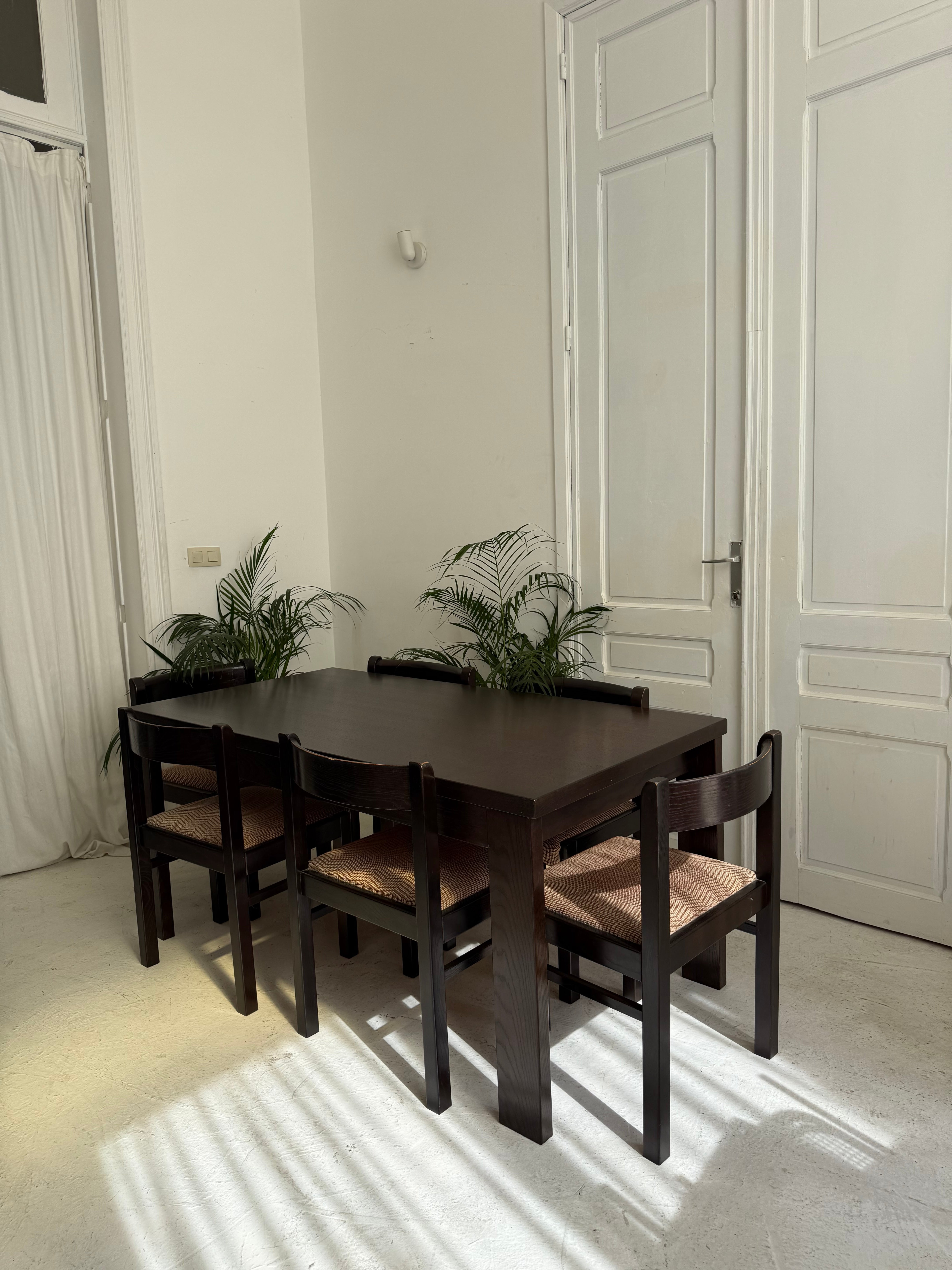 Table + 6 chaises vintage marron foncé