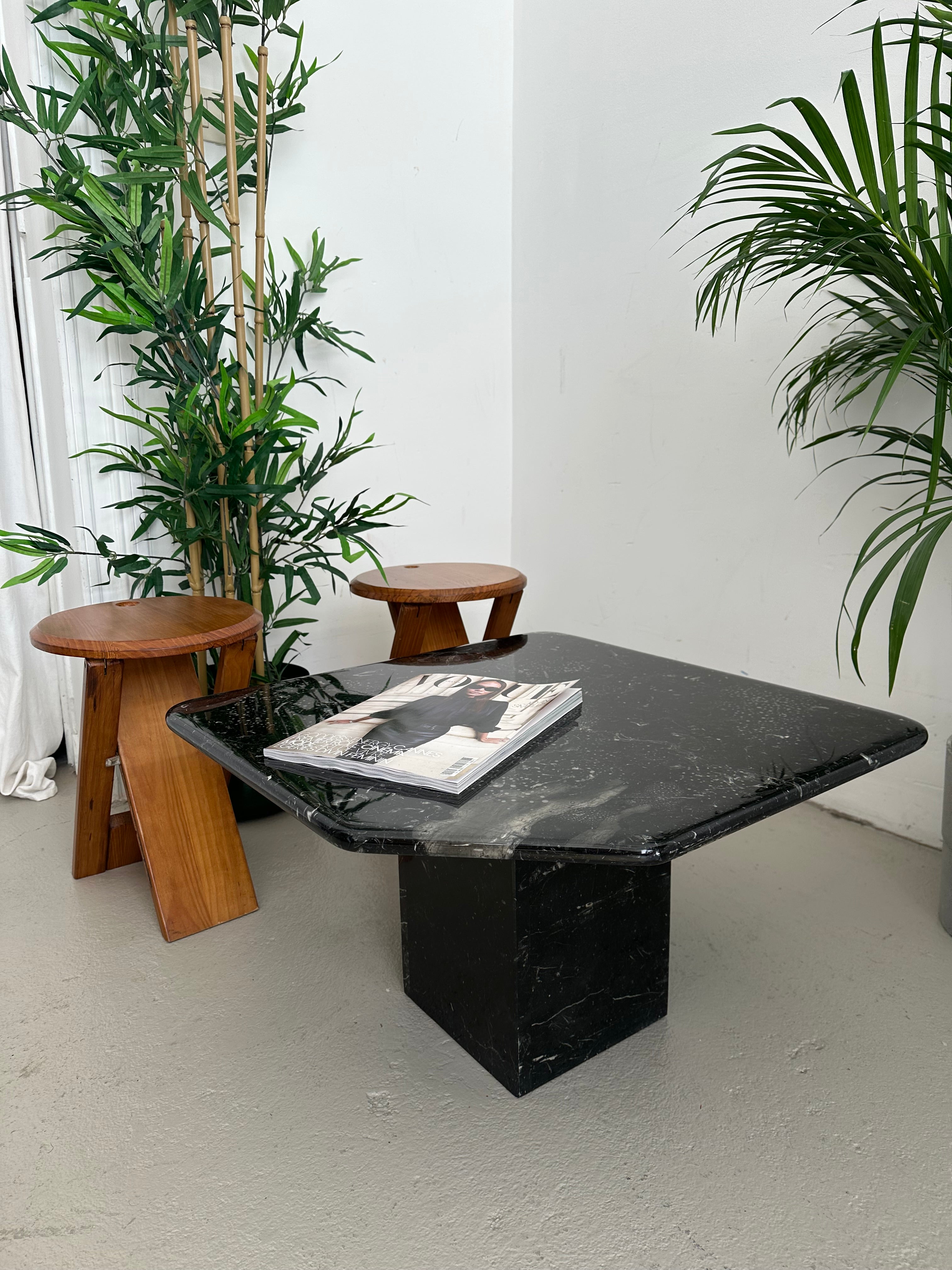 Table d’appoint en marbre noir