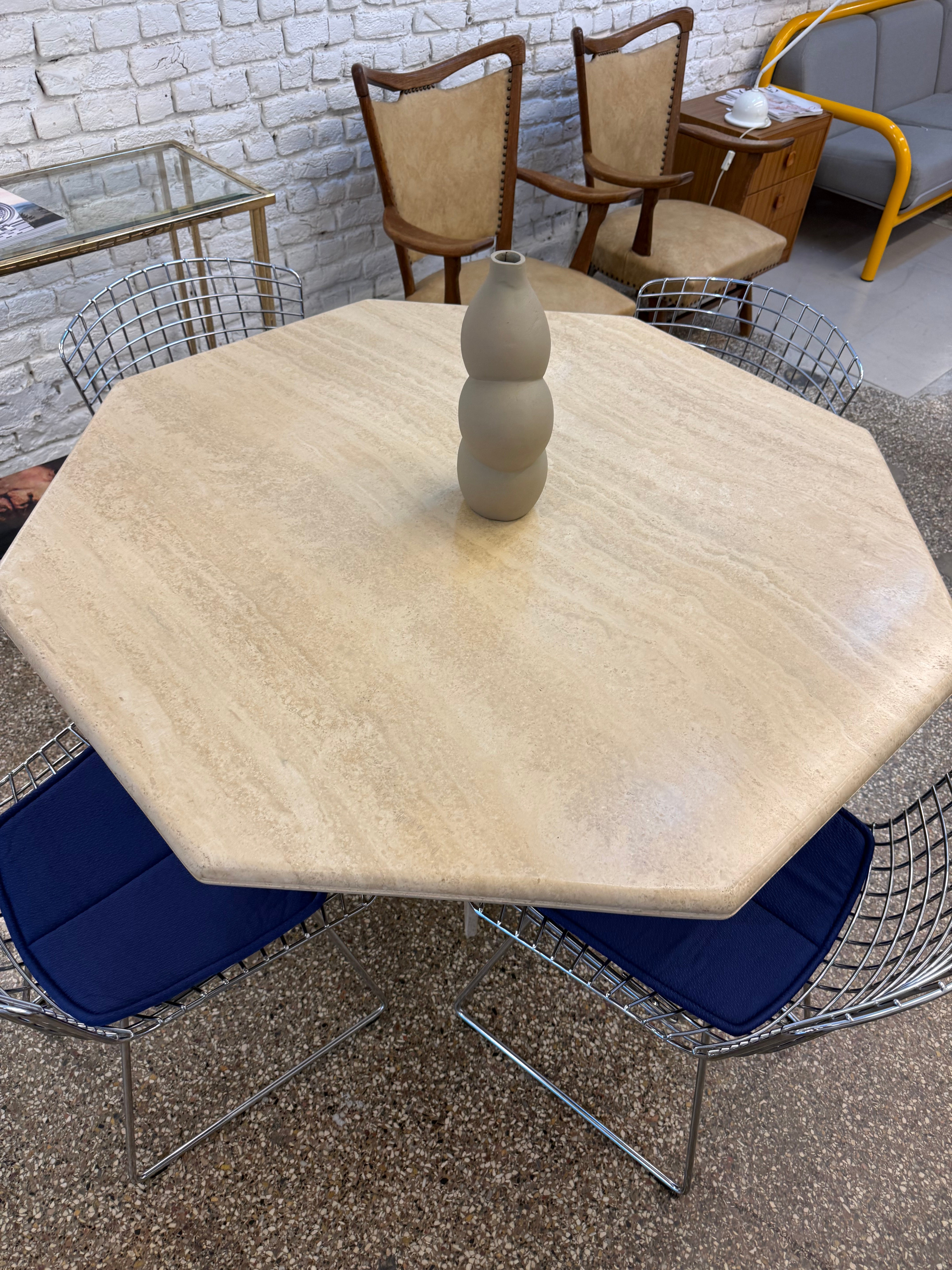 Table vintage hexagonal en travertin