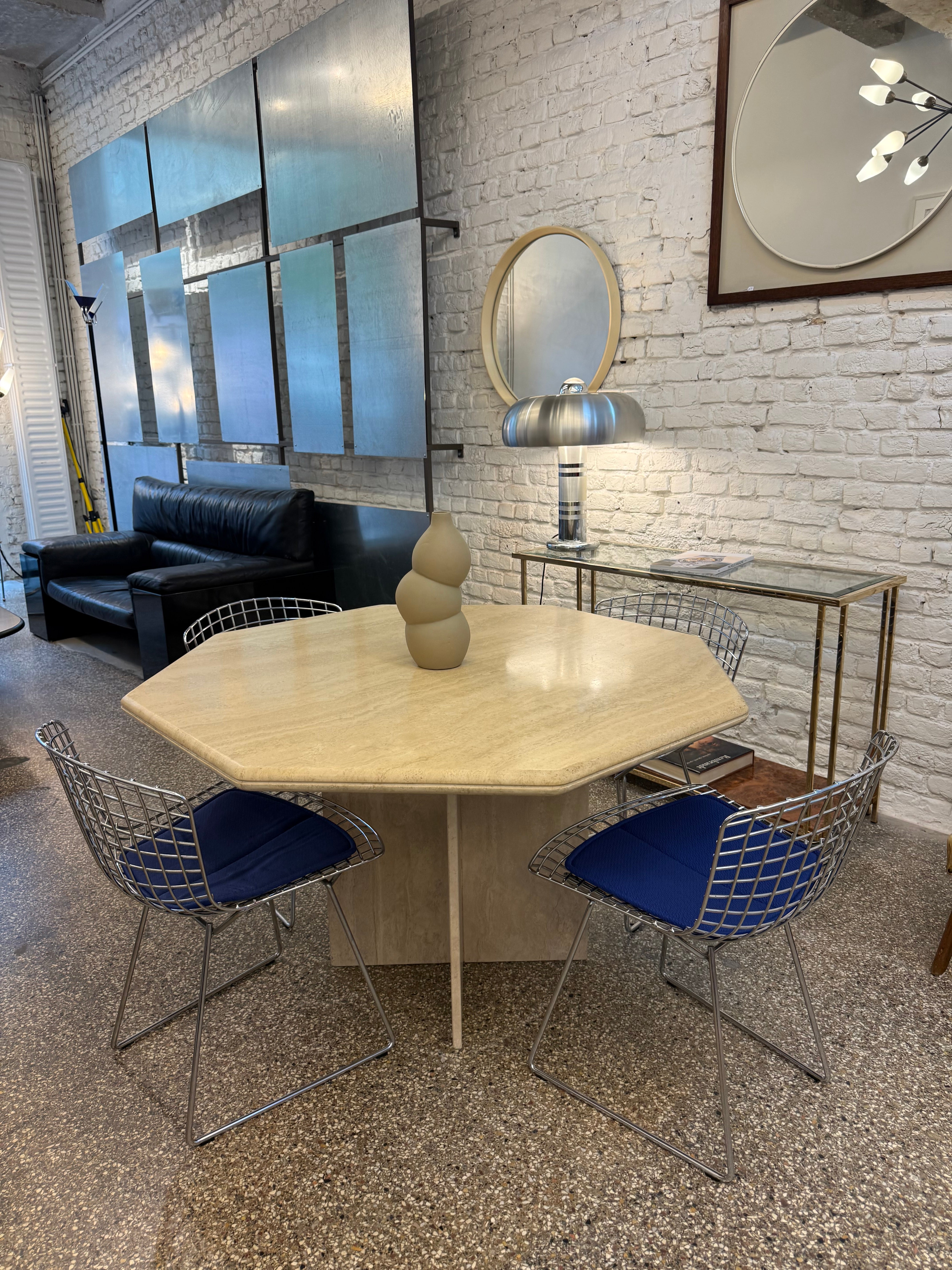 Table vintage hexagonal en travertin