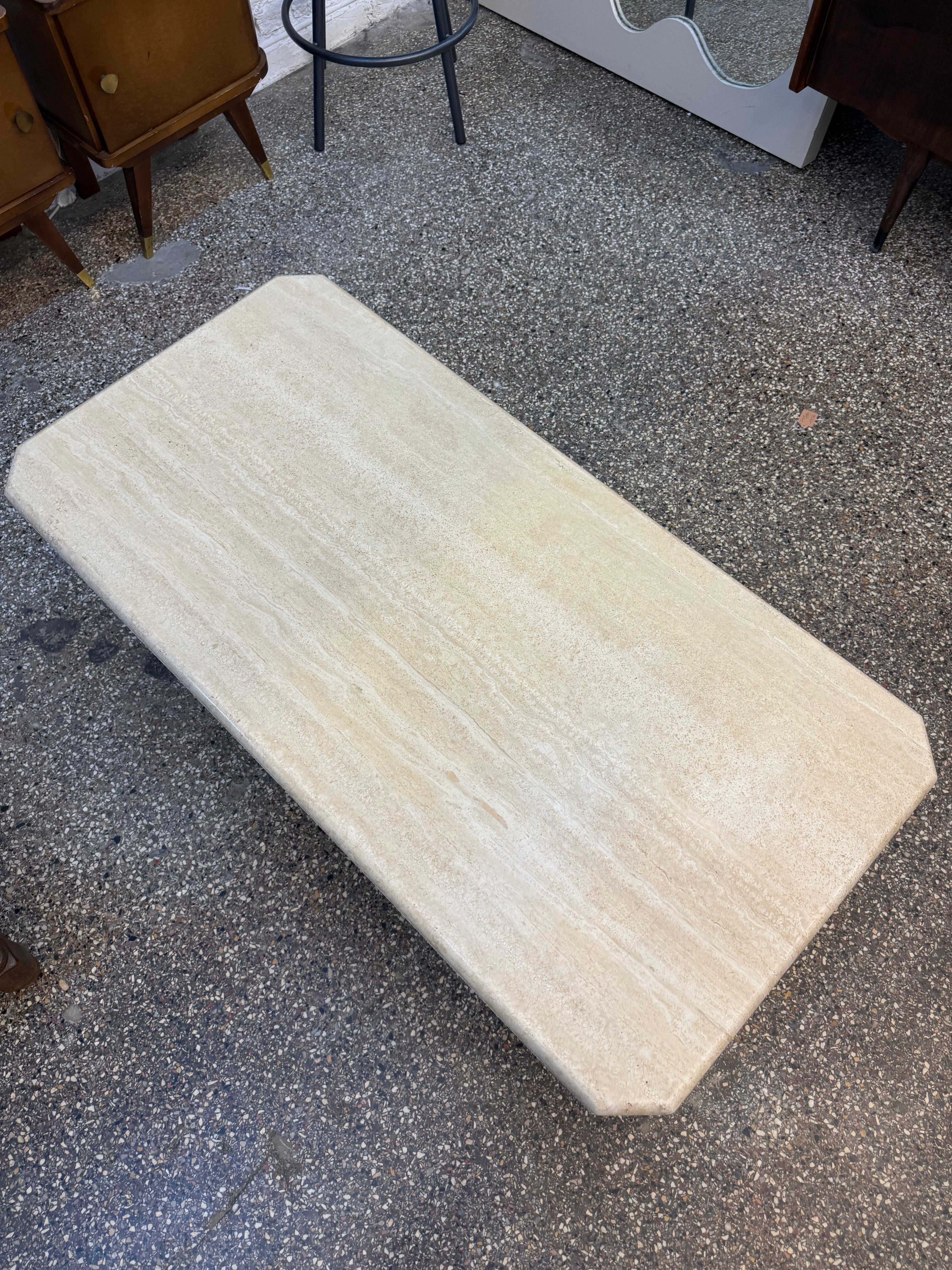 Table basse en travertin