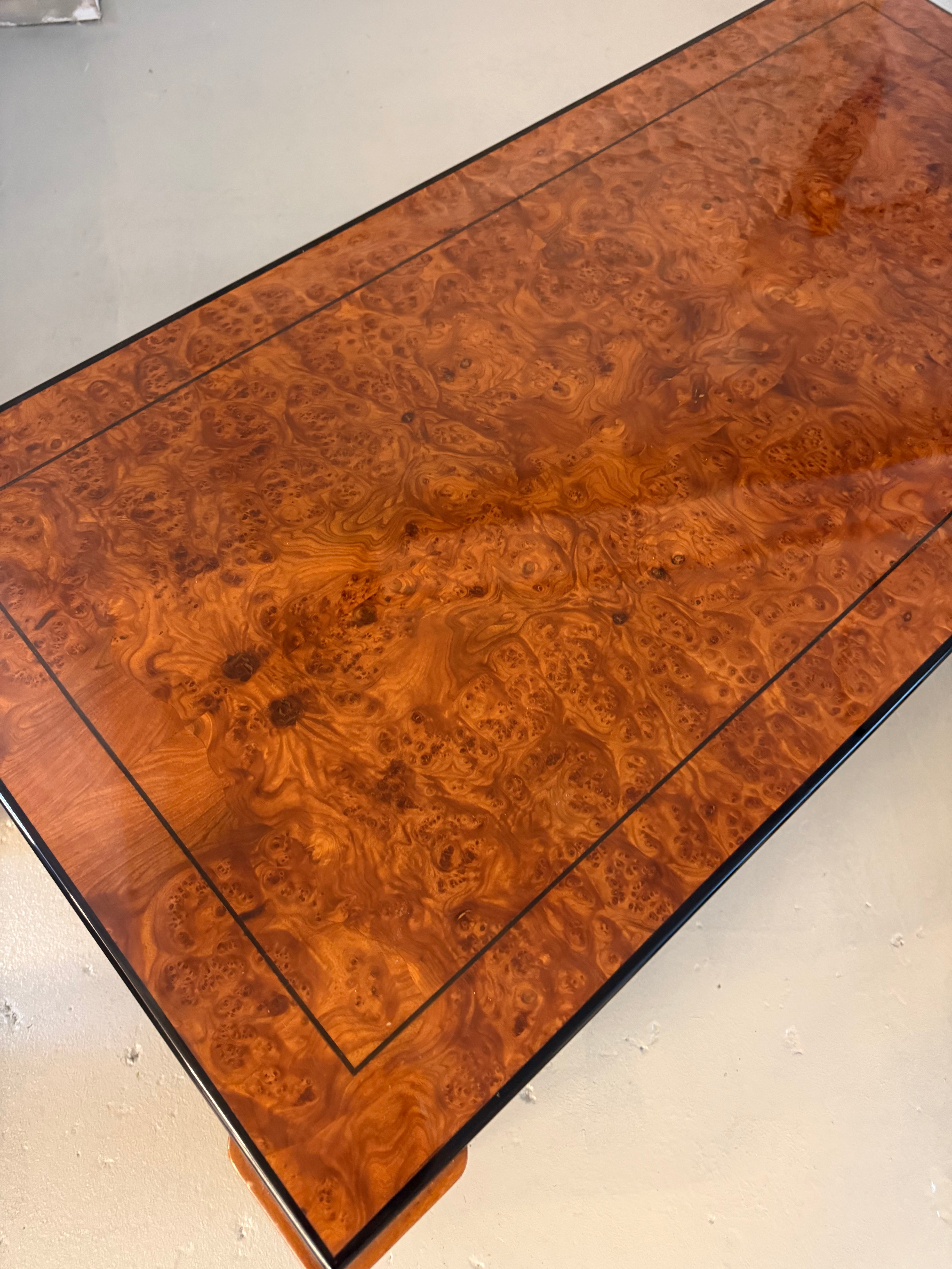 Table vintage en loupe d’orme