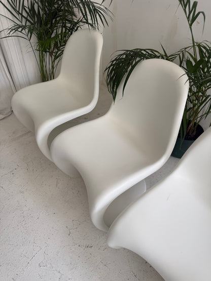 4 chaises design Vitra Panton chair S