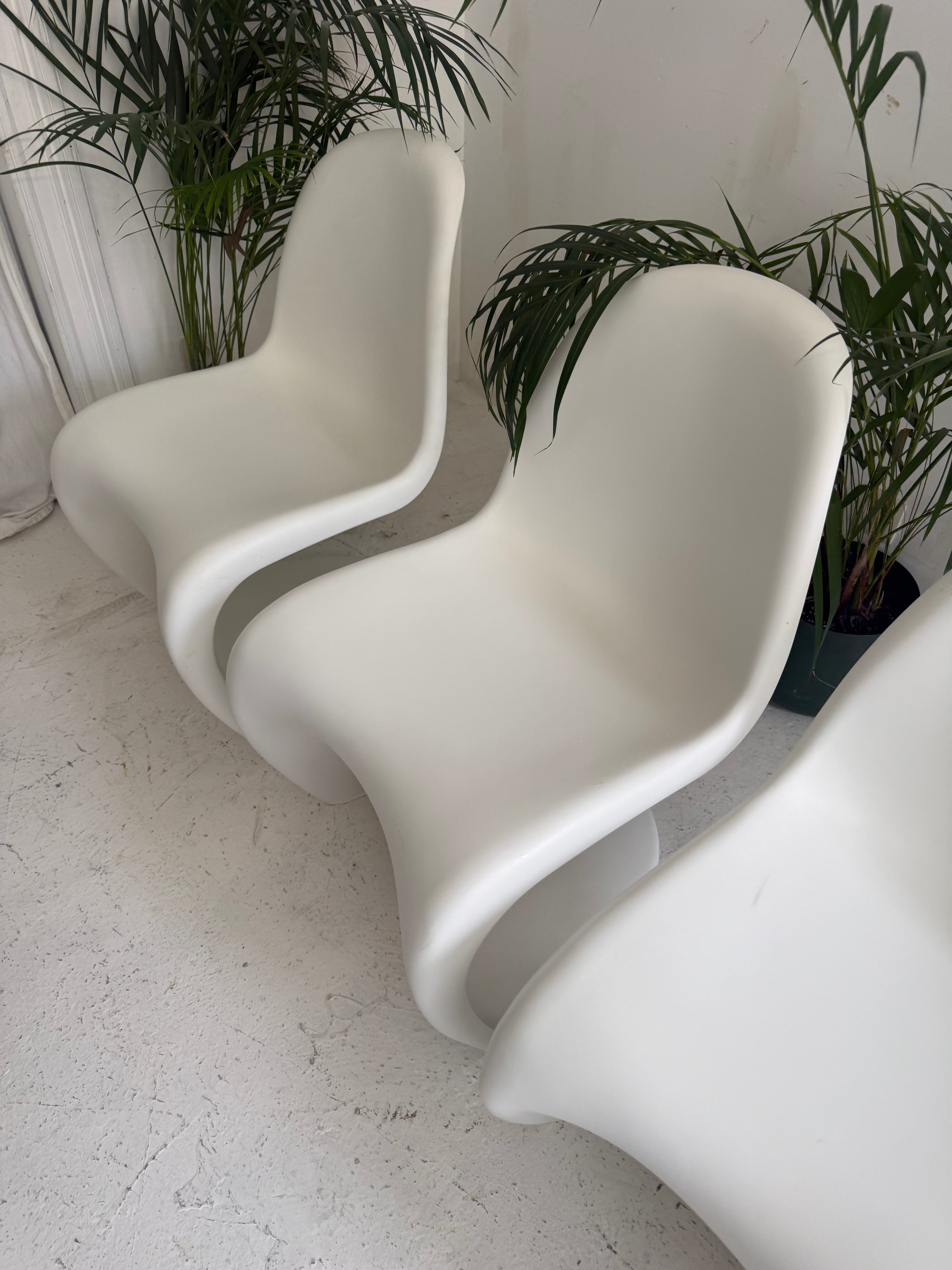 4 chaises design Vitra Panton chair S