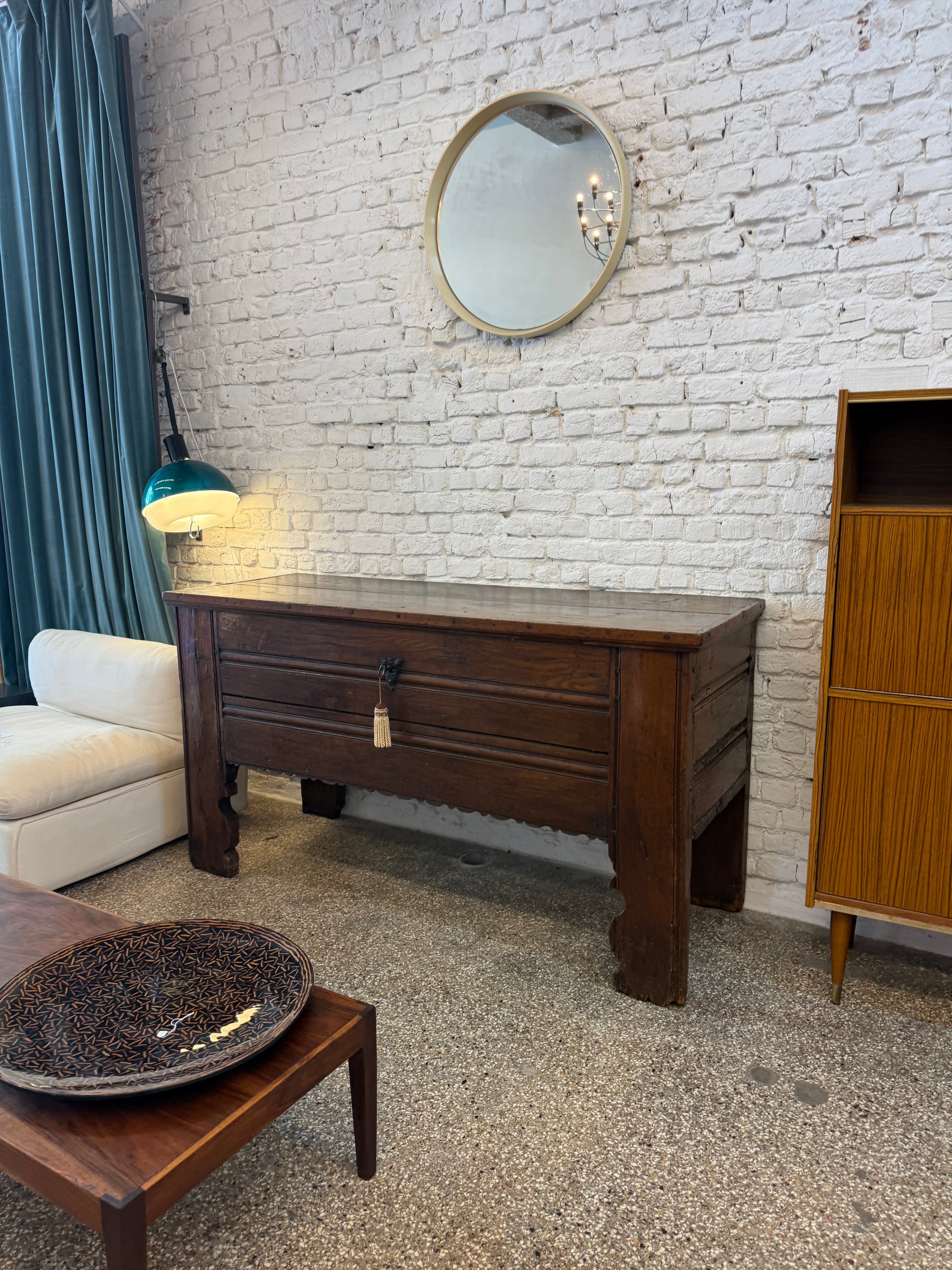 Coffre vintage en bois massif 1920-1930