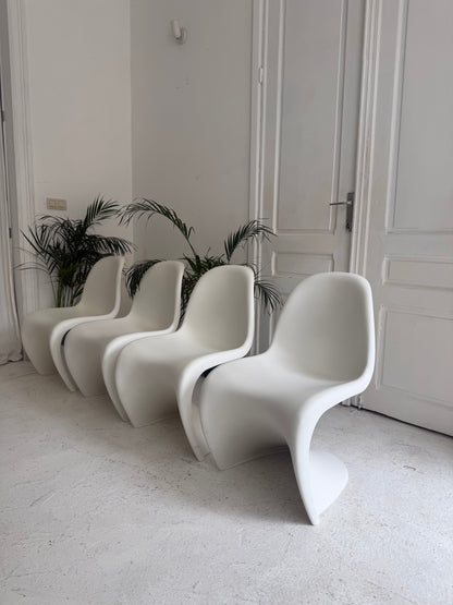 4 chaises design Vitra Panton chair S