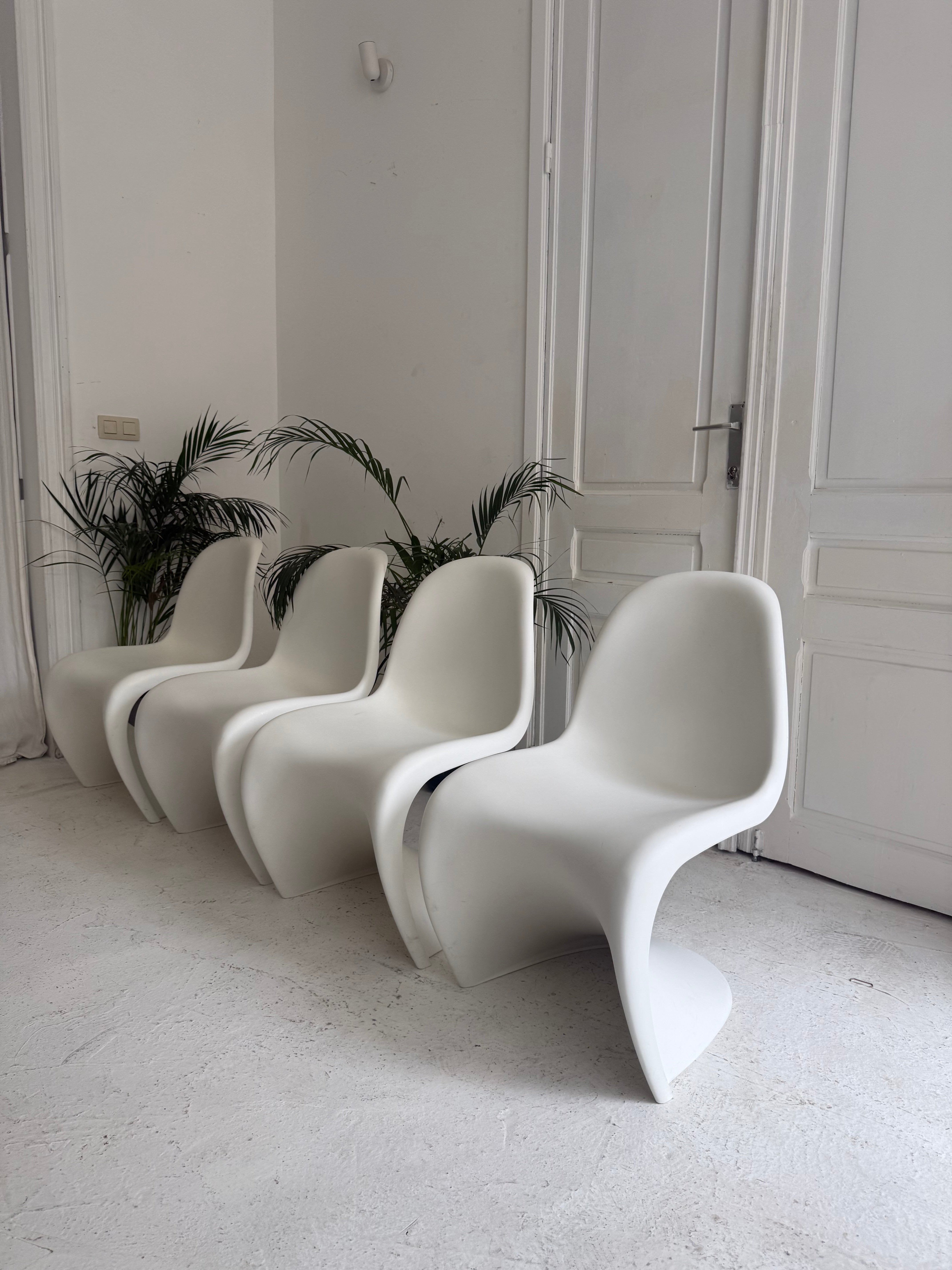 4 chaises design Vitra Panton chair S