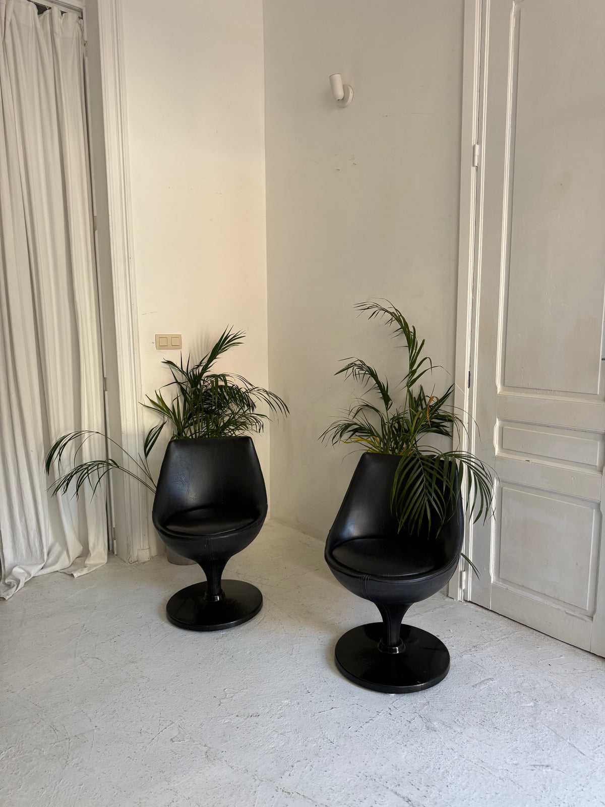 Paire de fauteuils Polaris par Pierre Guariche