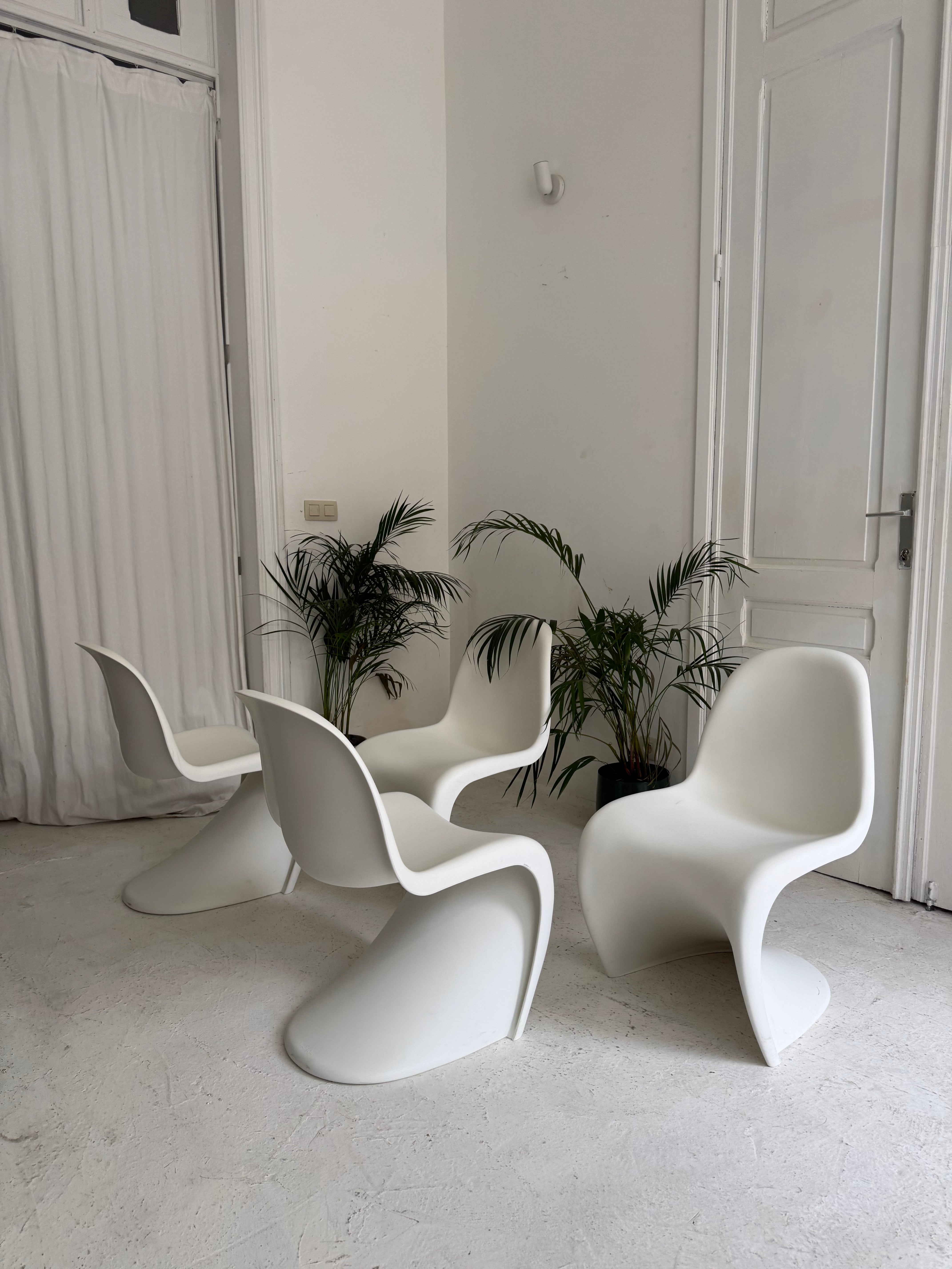 4 chaises design Vitra Panton chair S