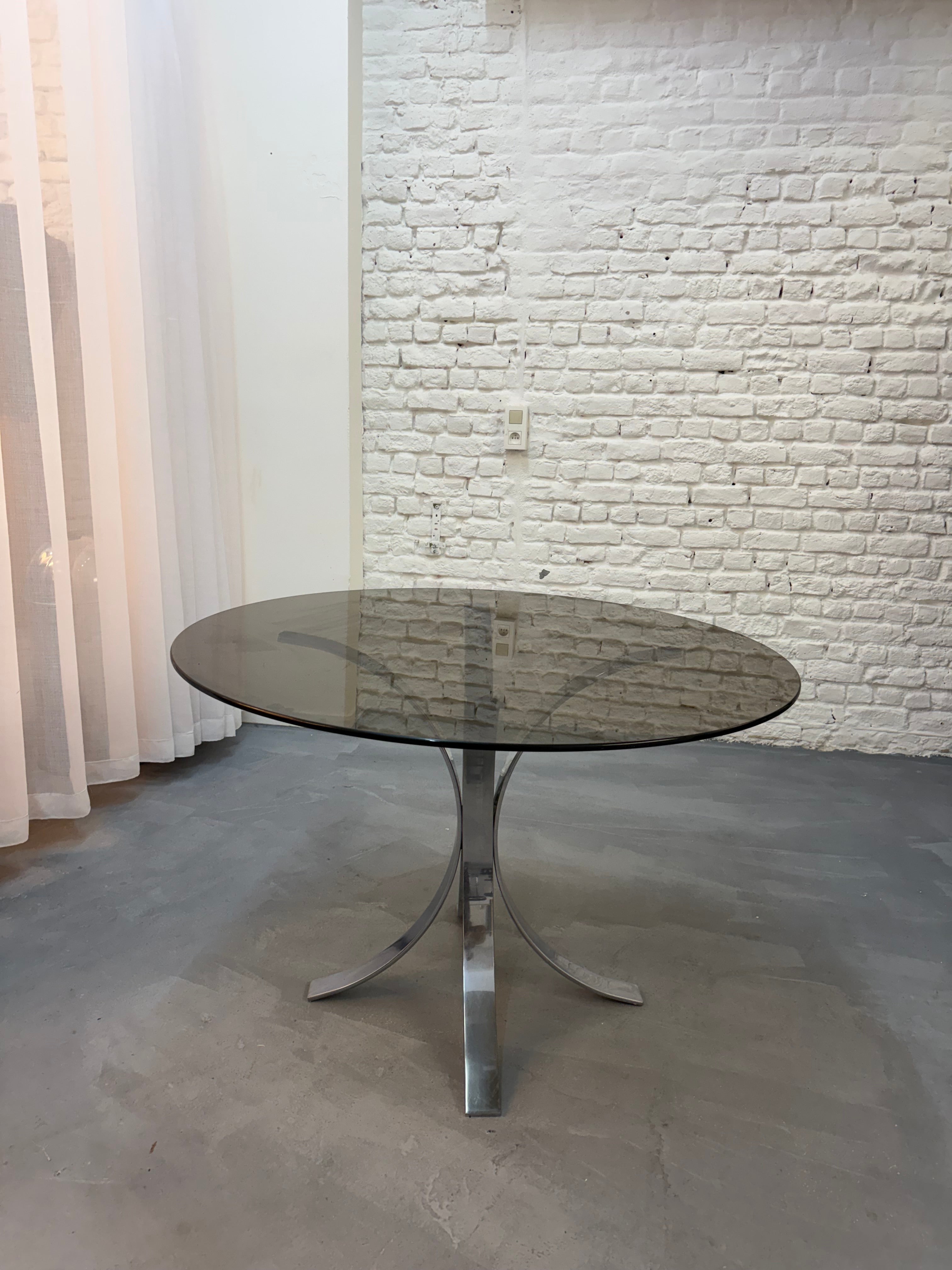 Table ronde en verre fumé et chrome 1970