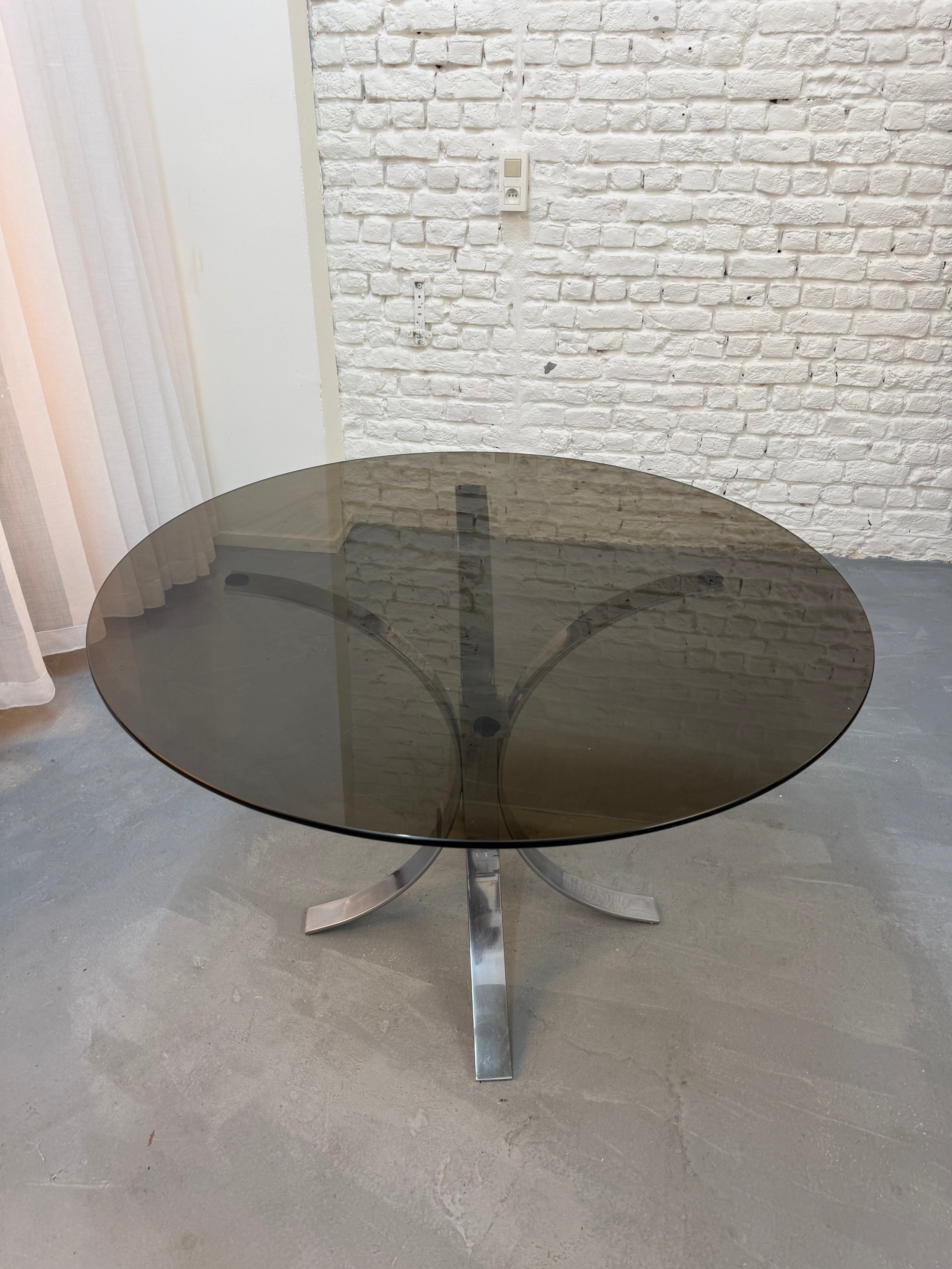 Table ronde en verre fumé et chrome 1970