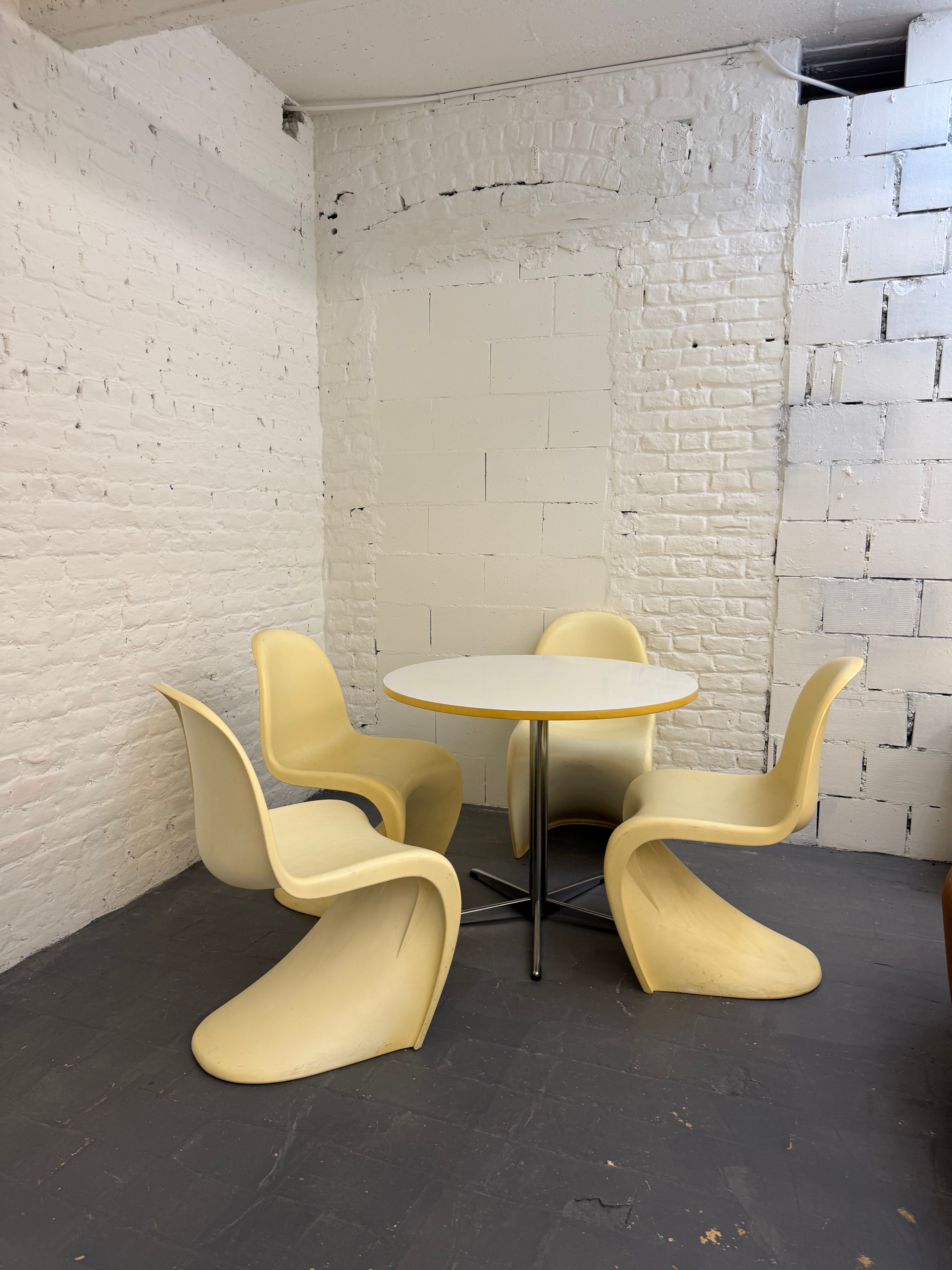 4 chaise design en plastique