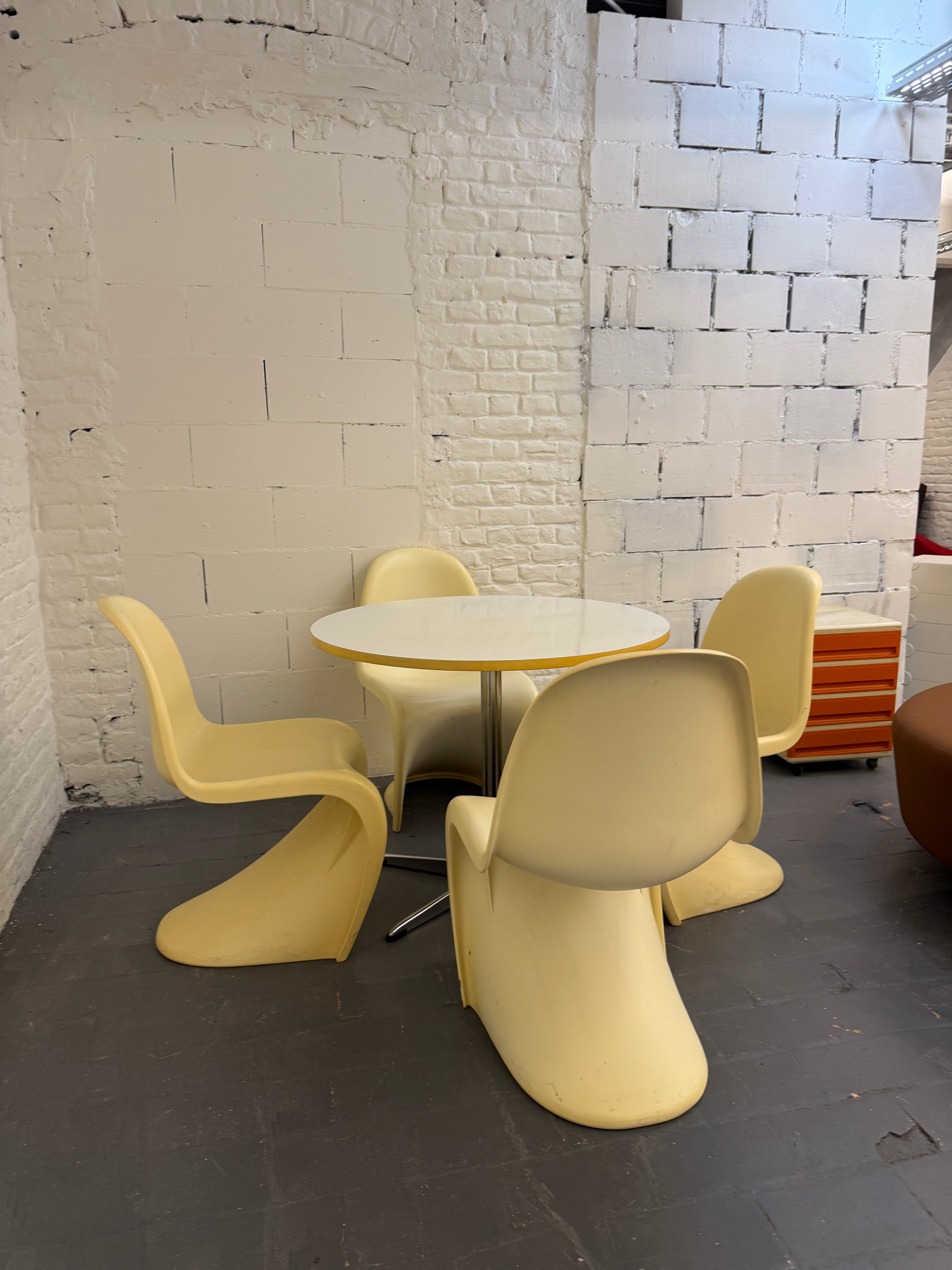 4 chaise design en plastique