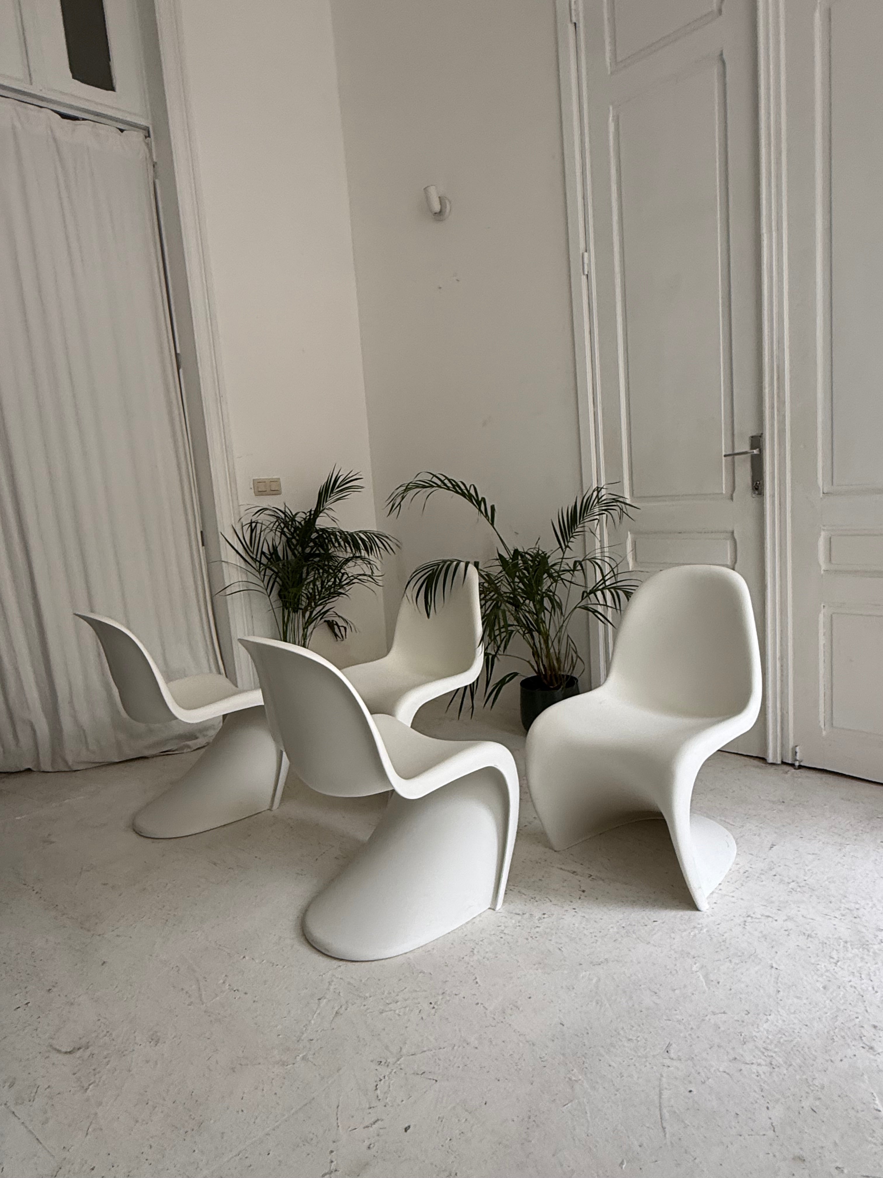 4 chaises design Vitra Panton chair S