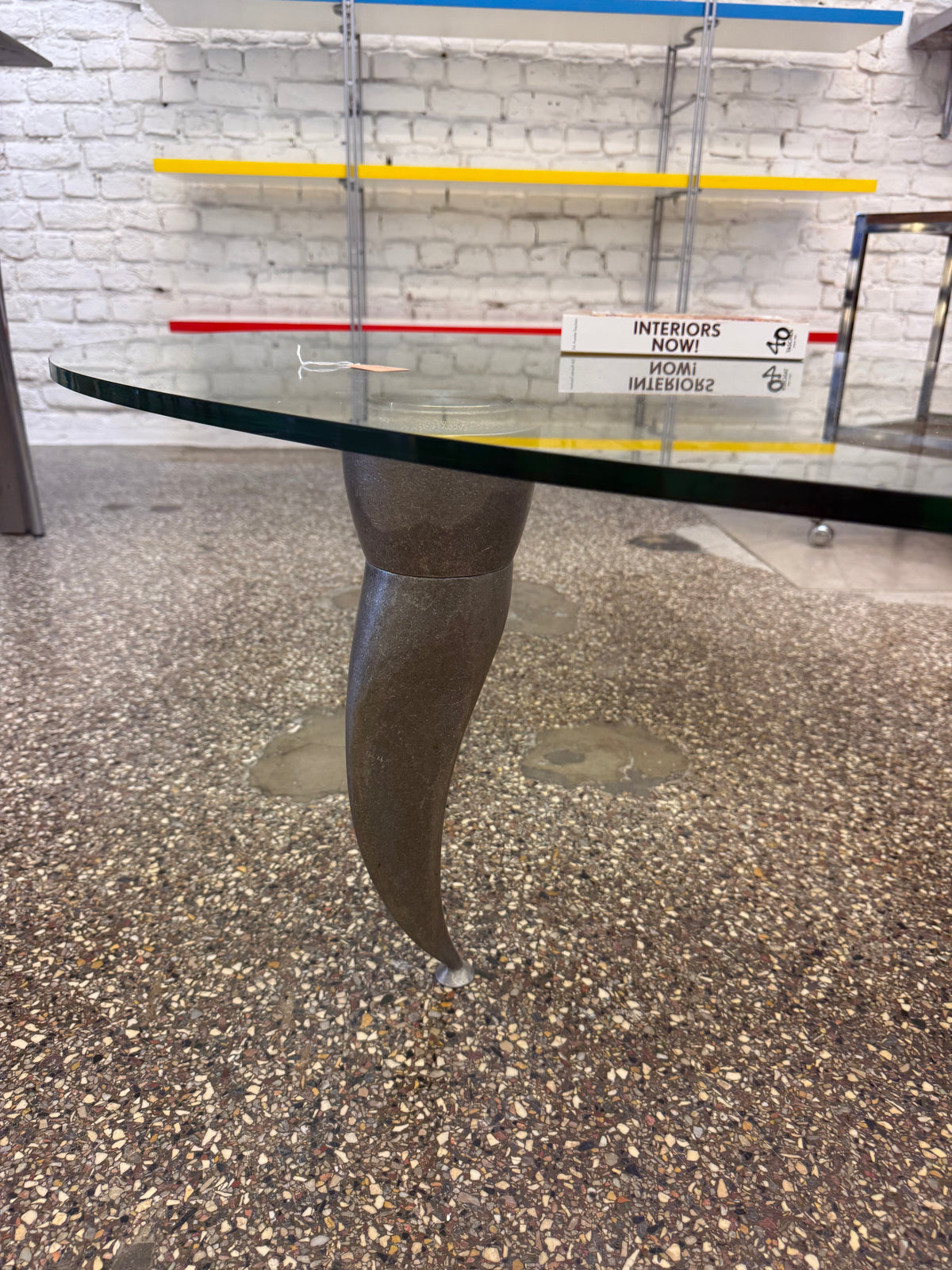 Table basse unique en inox et verre