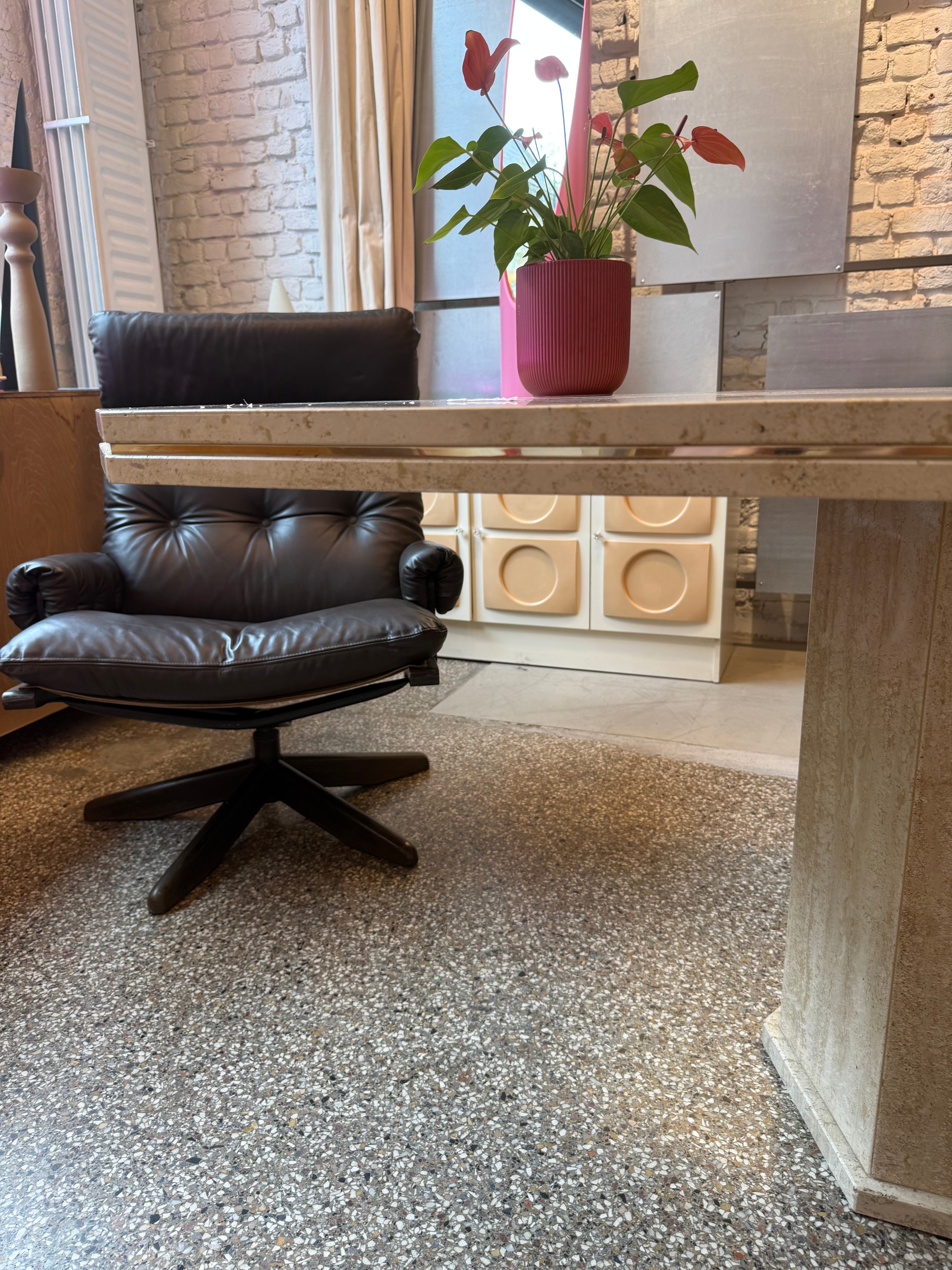 Table à manger  en travertin