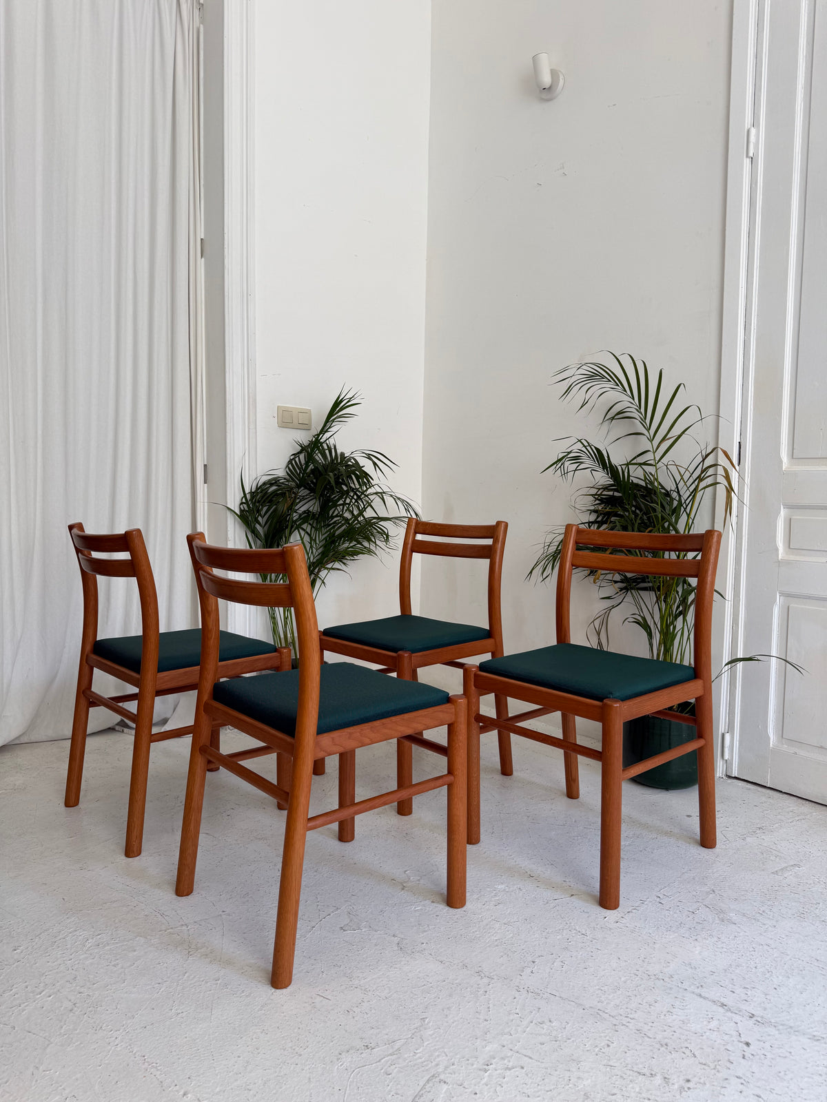 4 chaises Hedem team design en teck