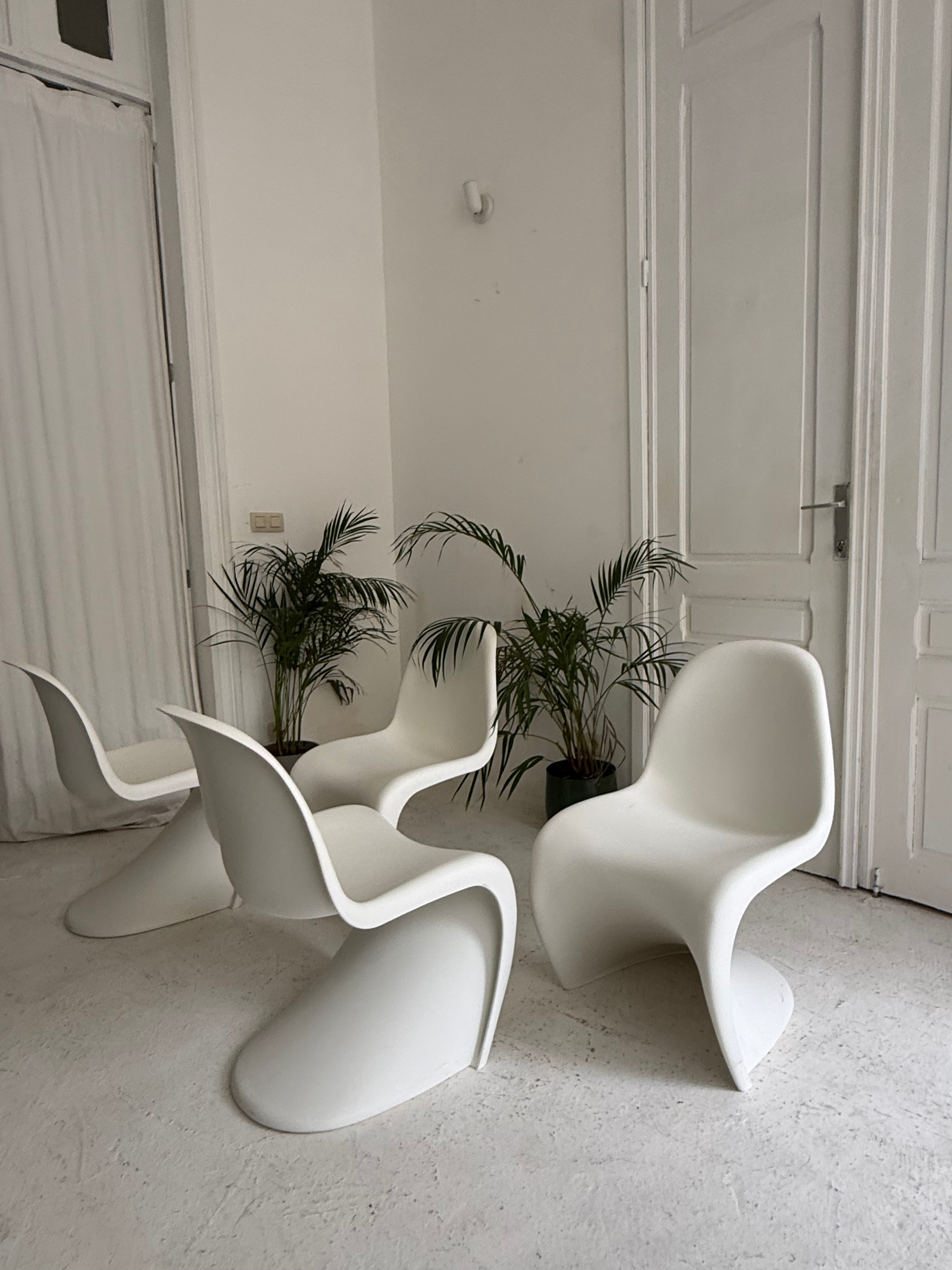 4 chaises design Vitra Panton chair S