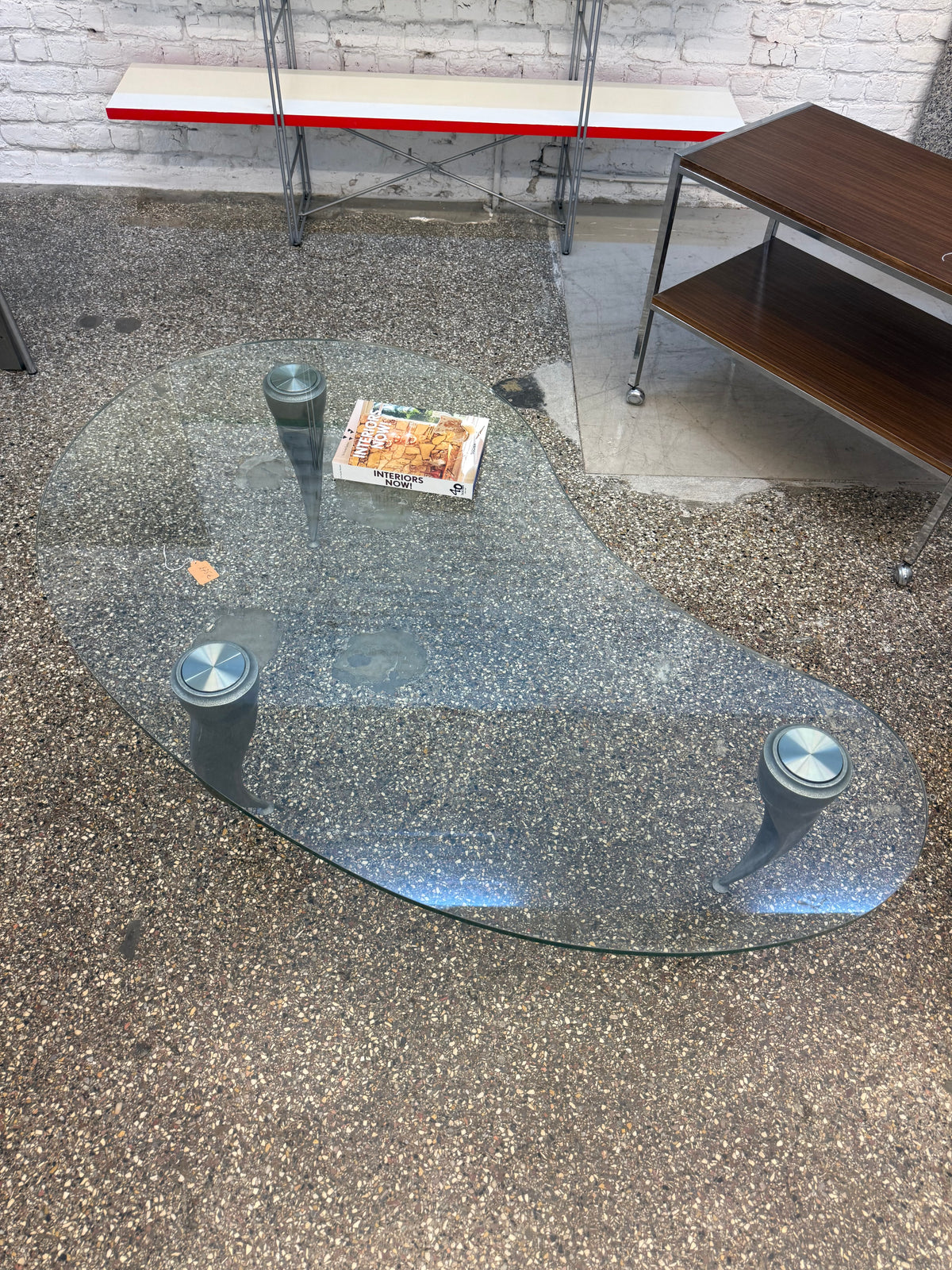 Table basse unique en inox et verre