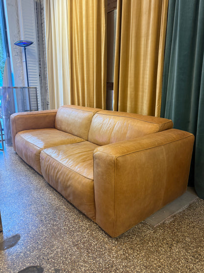 Fauteuil en cuir cognac de la marque Flamant