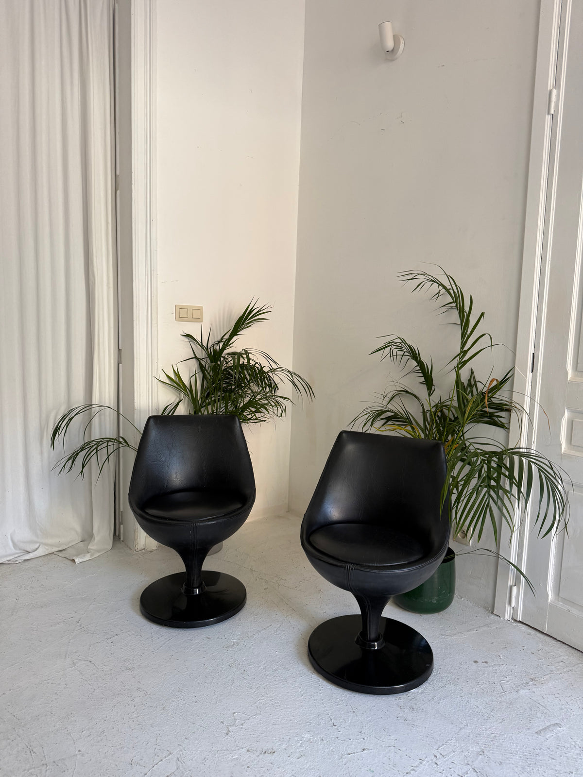 Paire de fauteuils Polaris par Pierre Guariche