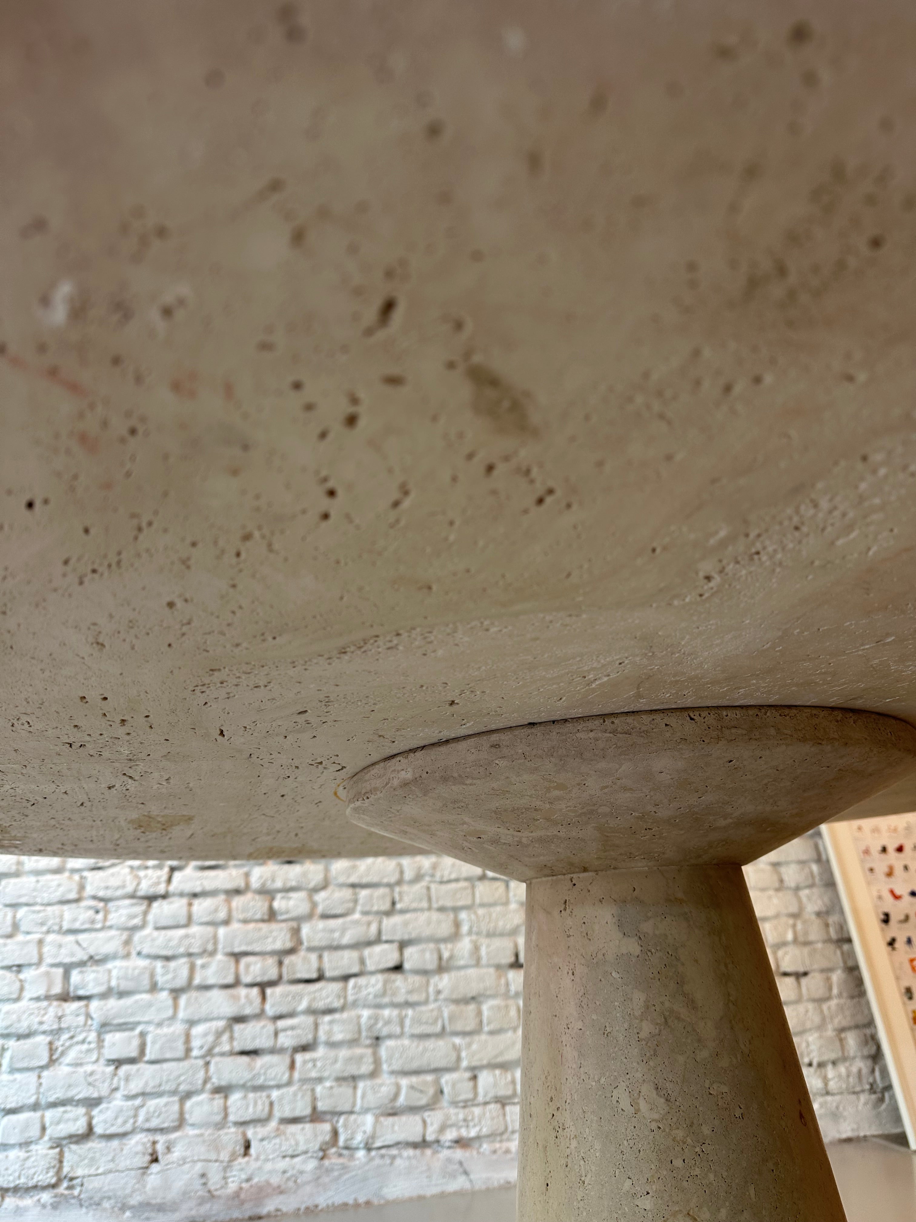 Table en travertin Angelo Mangeriotti