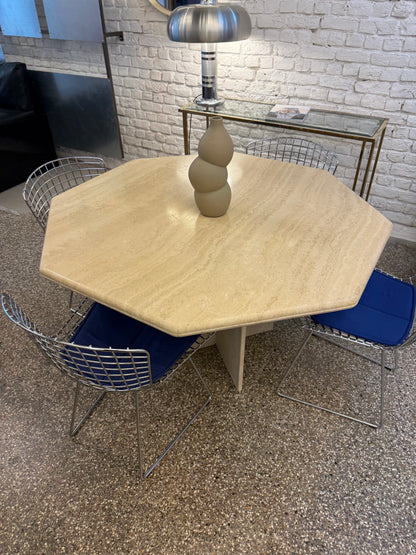 Table vintage hexagonal en travertin