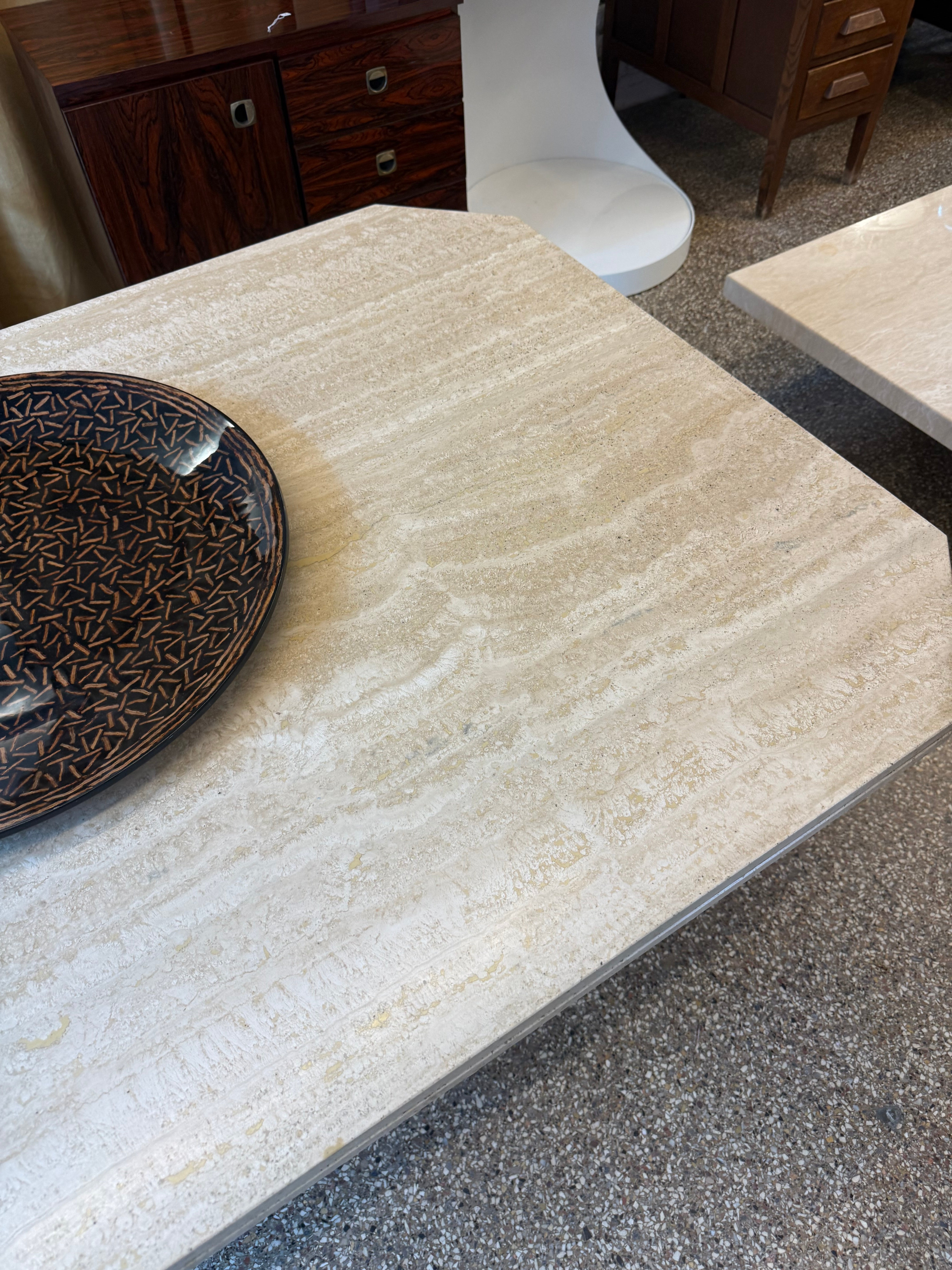 Table à manger  en travertin
