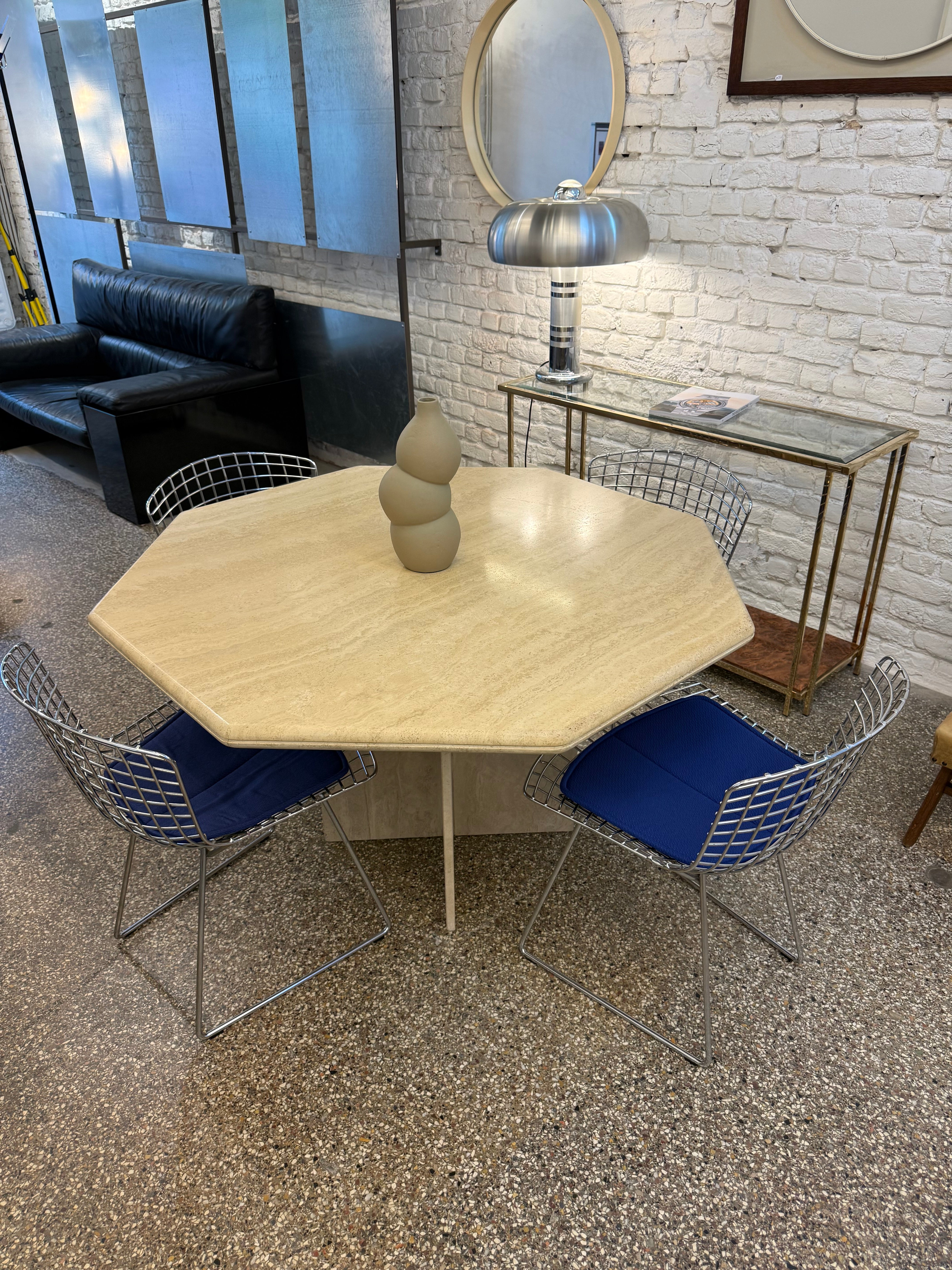 Table vintage hexagonal en travertin