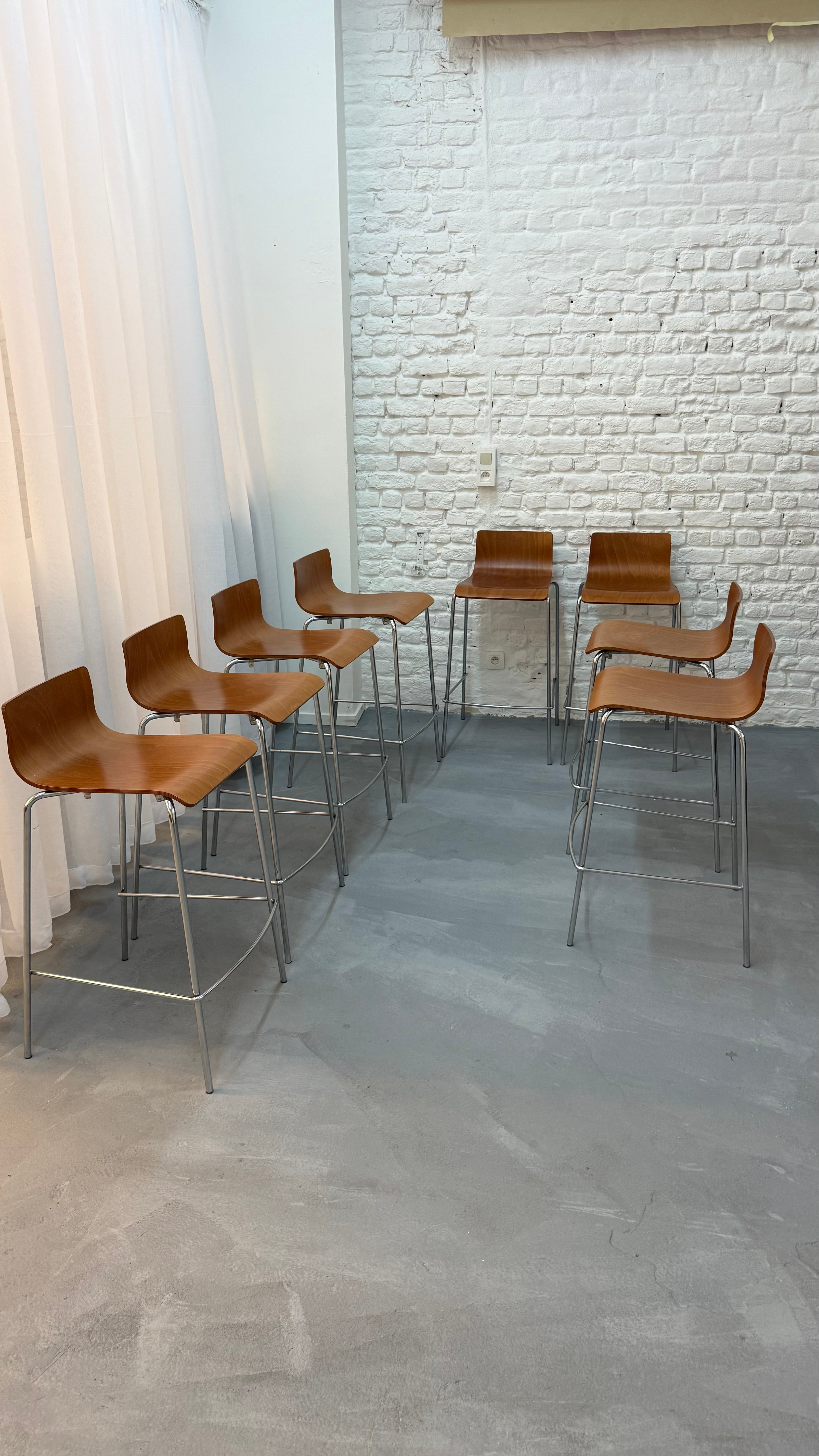 8 tabourets en bois