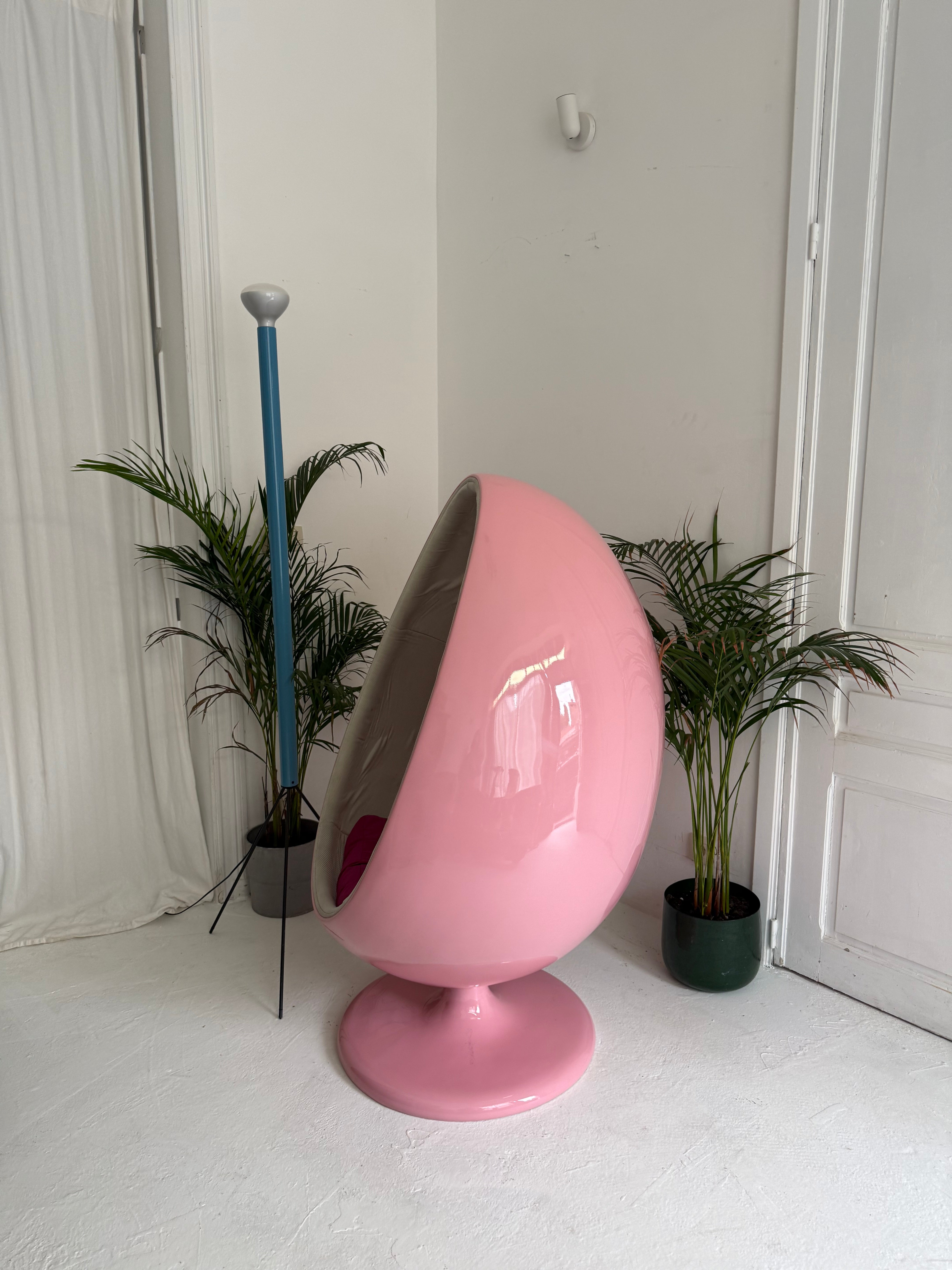 Unique Egg Pod chair vintage