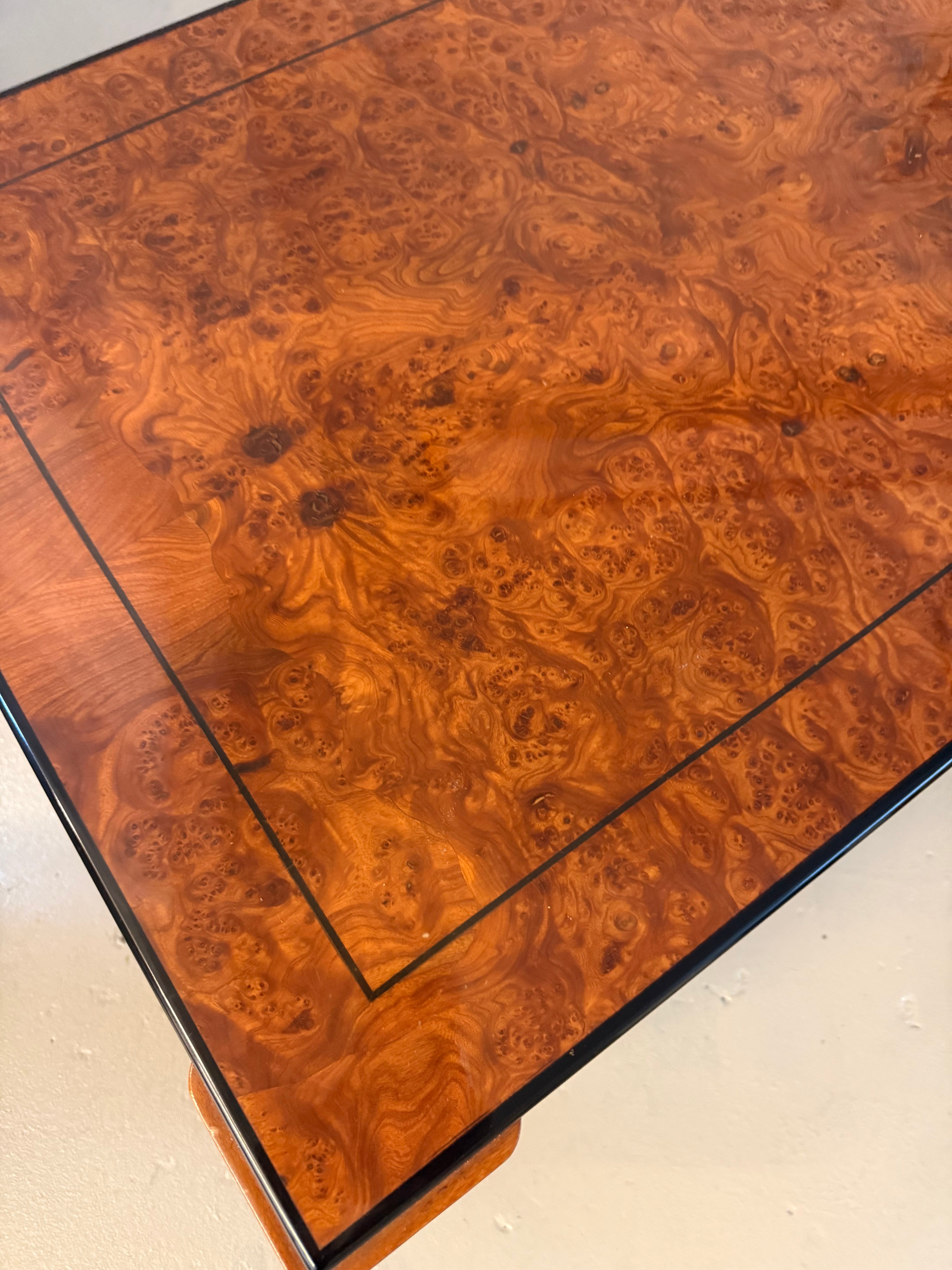 Table vintage en loupe d’orme