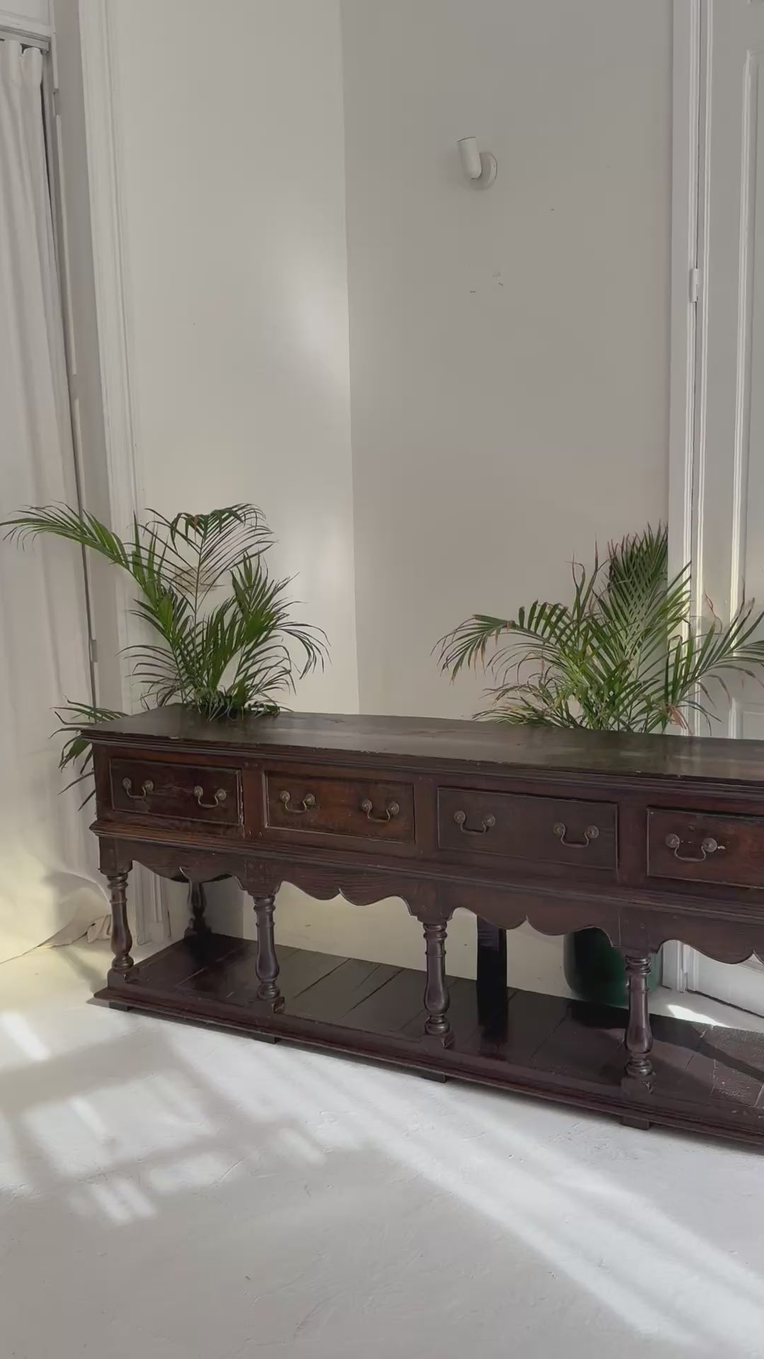 Charger la vidéo: Buffet vintage en bois